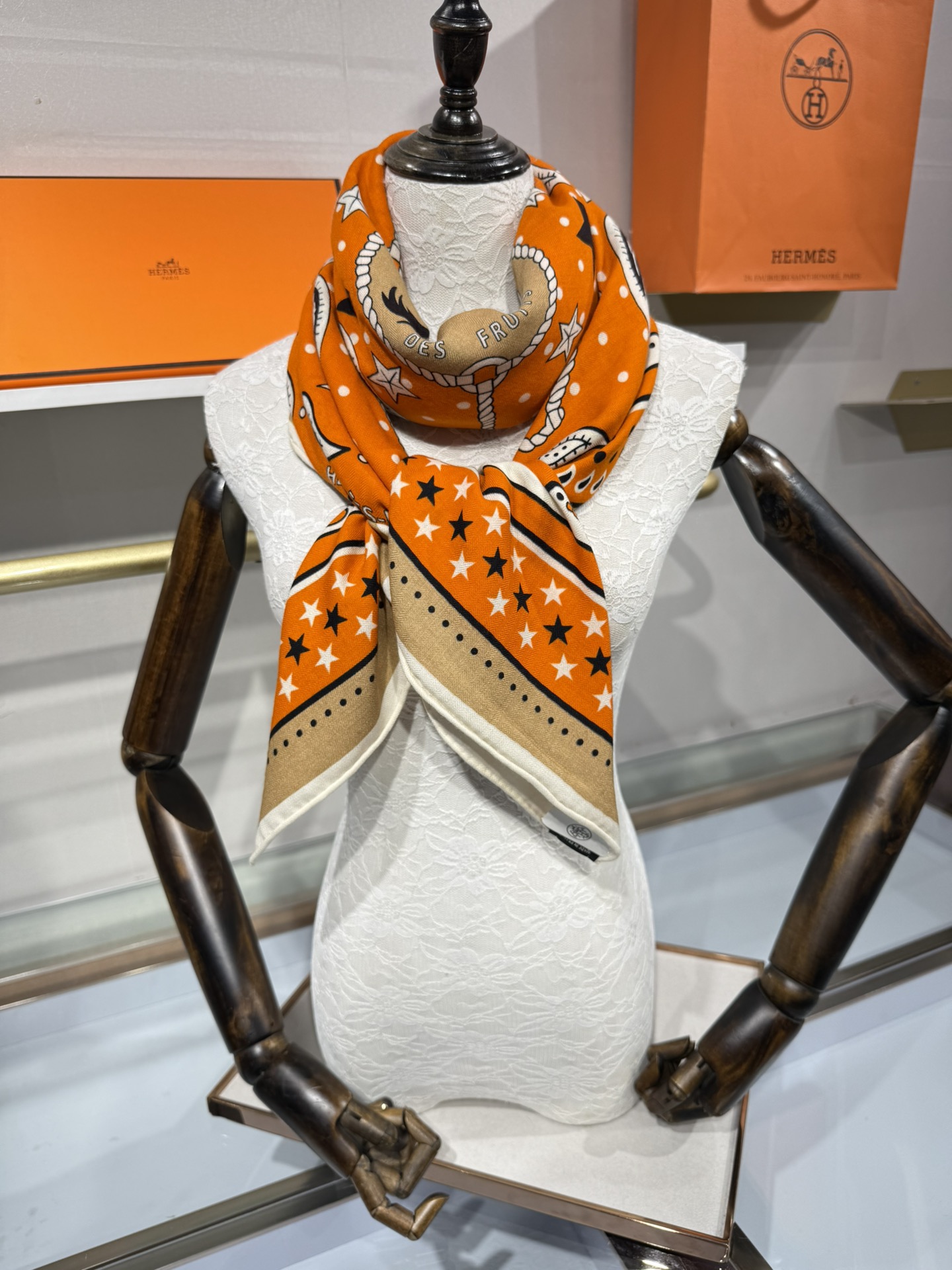 💟“水果竞技”140双面丝绒披肩手工卷边丝毛方巾（30%桑蚕丝70%羊绒)这款爱马仕经典单品展现强大而迷