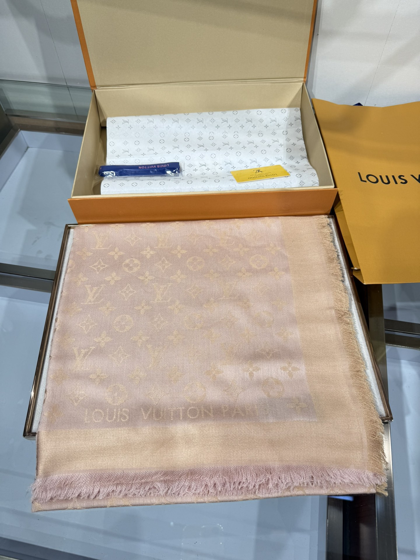 💟王牌口碑经典披肩，必入❗️围巾界的头牌鼻祖，姐妹们怎么都得给自己整一条‼️十六个色✨LV经典老花无银线