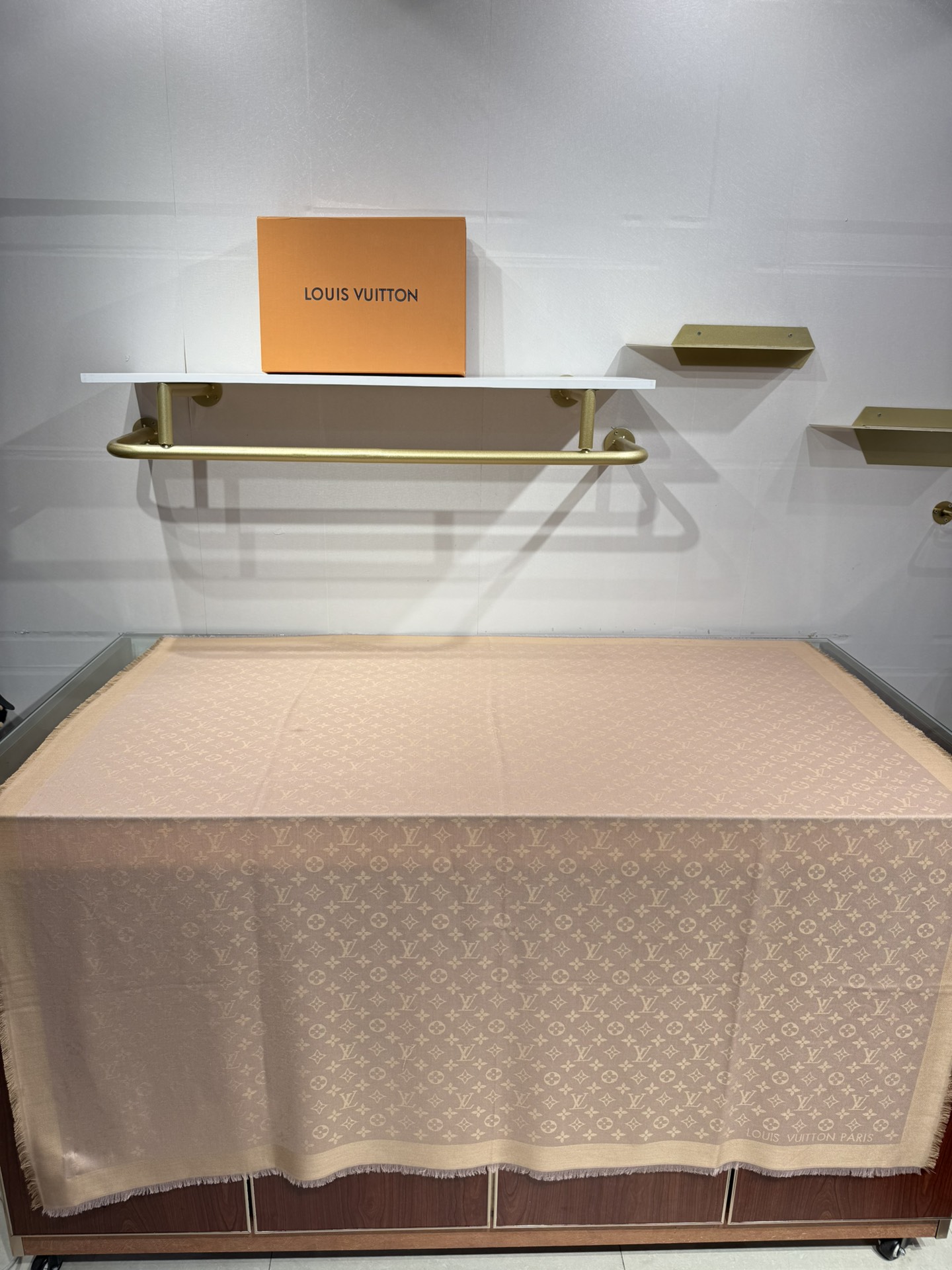 💟王牌口碑经典披肩，必入❗️围巾界的头牌鼻祖，姐妹们怎么都得给自己整一条‼️十六个色✨LV经典老花无银线