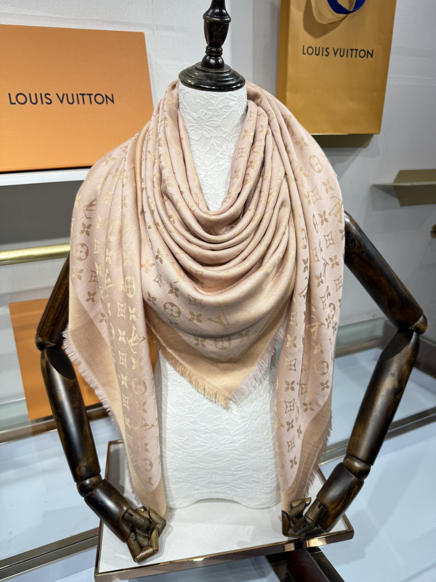 💟王牌口碑经典披肩，必入❗️围巾界的头牌鼻祖，姐妹们怎么都得给自己整一条‼️十六个色✨LV经典老花无银线