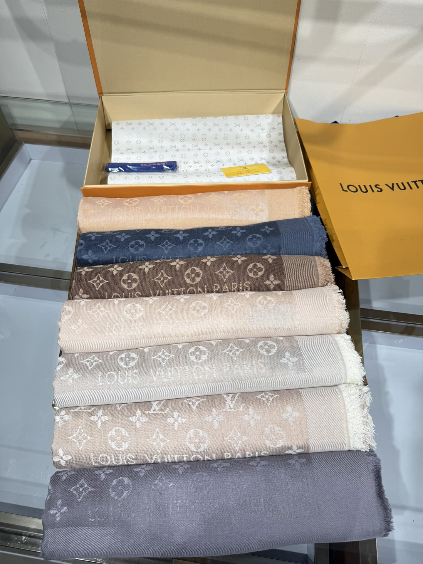 💟王牌口碑经典披肩，必入❗️围巾界的头牌鼻祖，姐妹们怎么都得给自己整一条‼️十六个色✨LV经典老花无银线