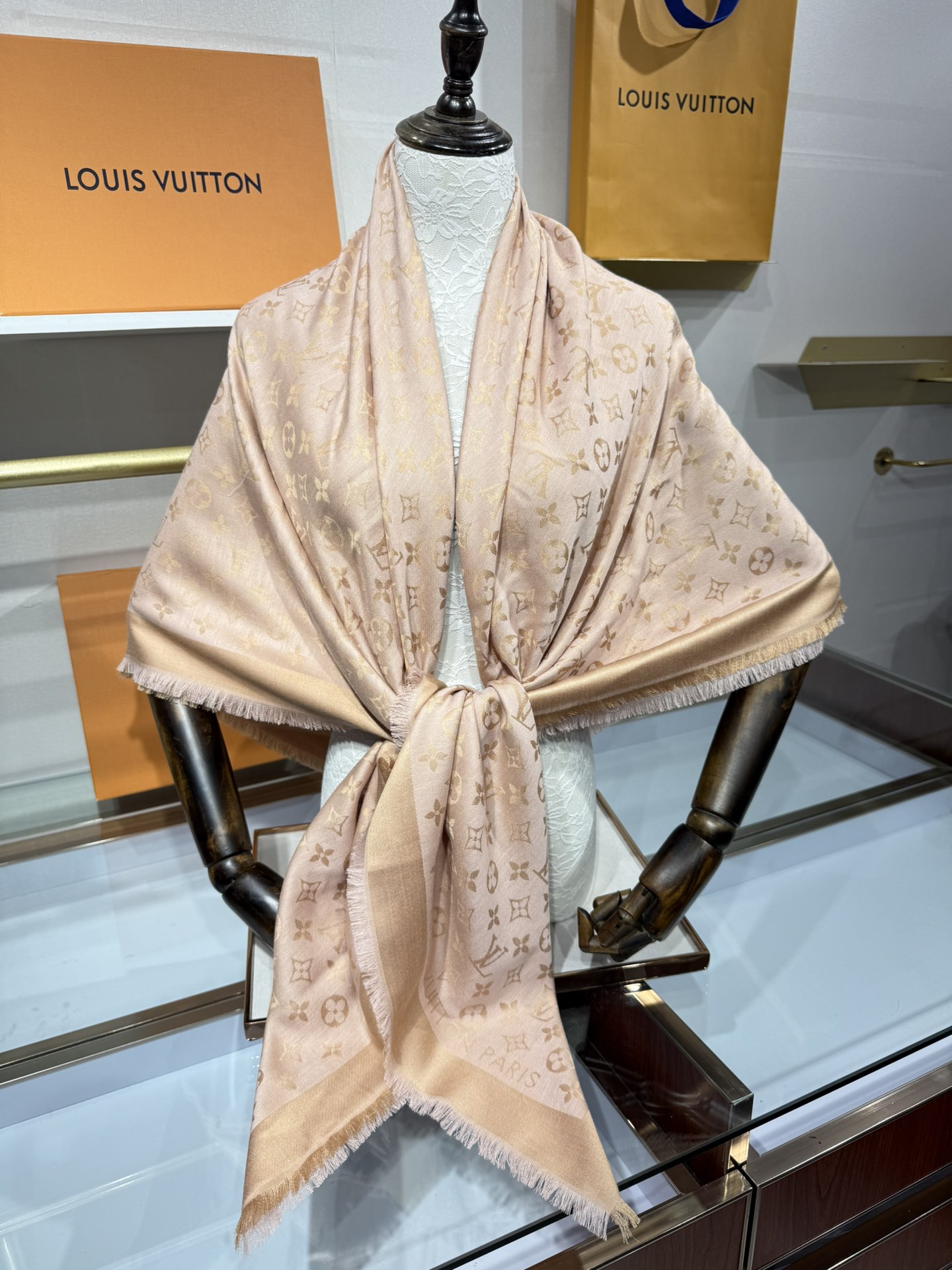 💟王牌口碑经典披肩，必入❗️围巾界的头牌鼻祖，姐妹们怎么都得给自己整一条‼️十六个色✨LV经典老花无银线