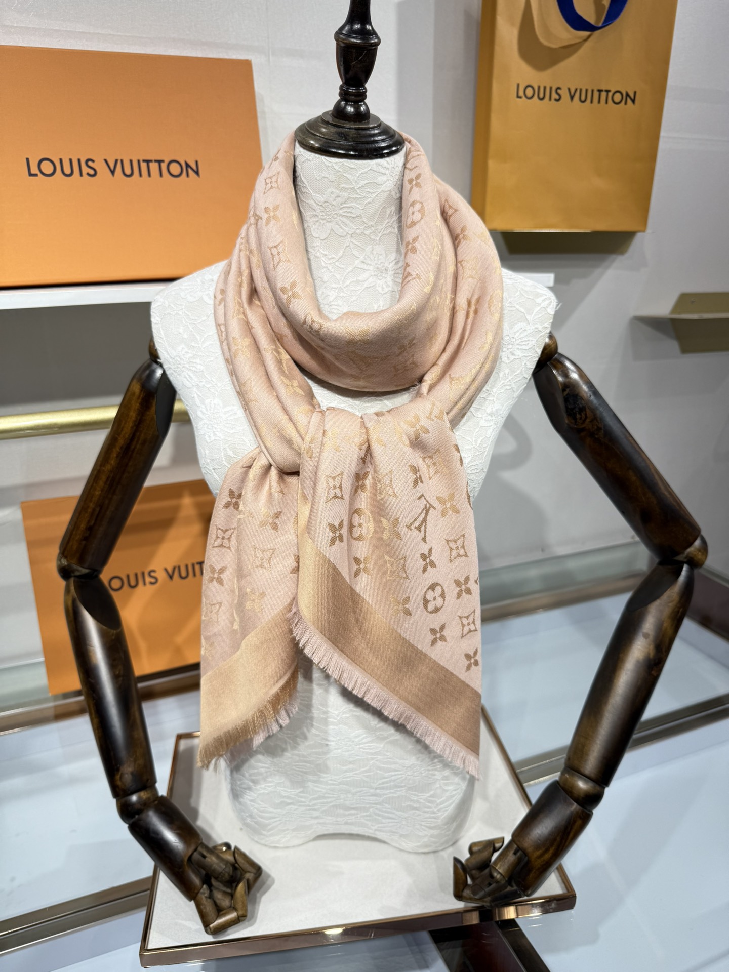 💟王牌口碑经典披肩，必入❗️围巾界的头牌鼻祖，姐妹们怎么都得给自己整一条‼️十六个色✨LV经典老花无银线