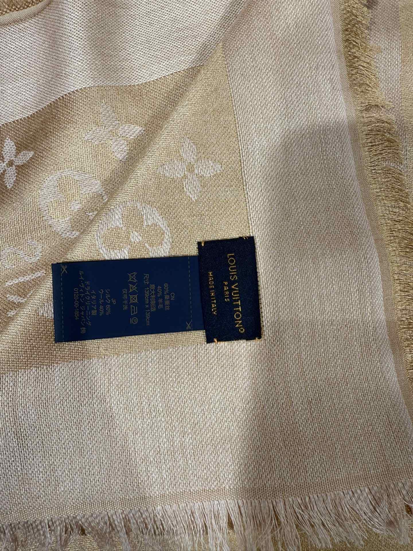 💟王牌口碑经典披肩，必入❗️围巾界的头牌鼻祖，姐妹们怎么都得给自己整一条‼️十六个色✨LV经典老花无银线