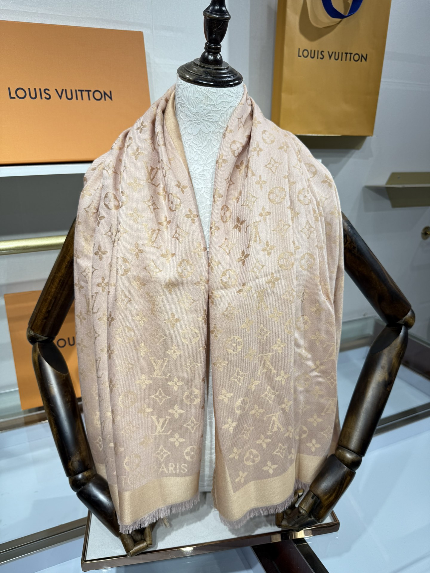 💟王牌口碑经典披肩，必入❗️围巾界的头牌鼻祖，姐妹们怎么都得给自己整一条‼️十六个色✨LV经典老花无银线