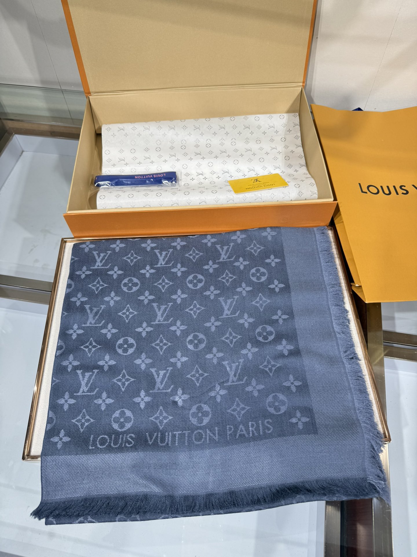 💟王牌口碑经典披肩，必入❗️围巾界的头牌鼻祖，姐妹们怎么都得给自己整一条‼️十六个色✨LV经典老花无银线