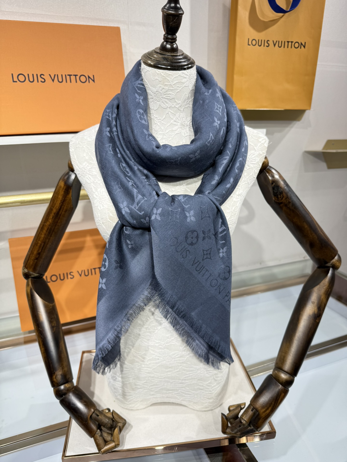 💟王牌口碑经典披肩，必入❗️围巾界的头牌鼻祖，姐妹们怎么都得给自己整一条‼️十六个色✨LV经典老花无银线