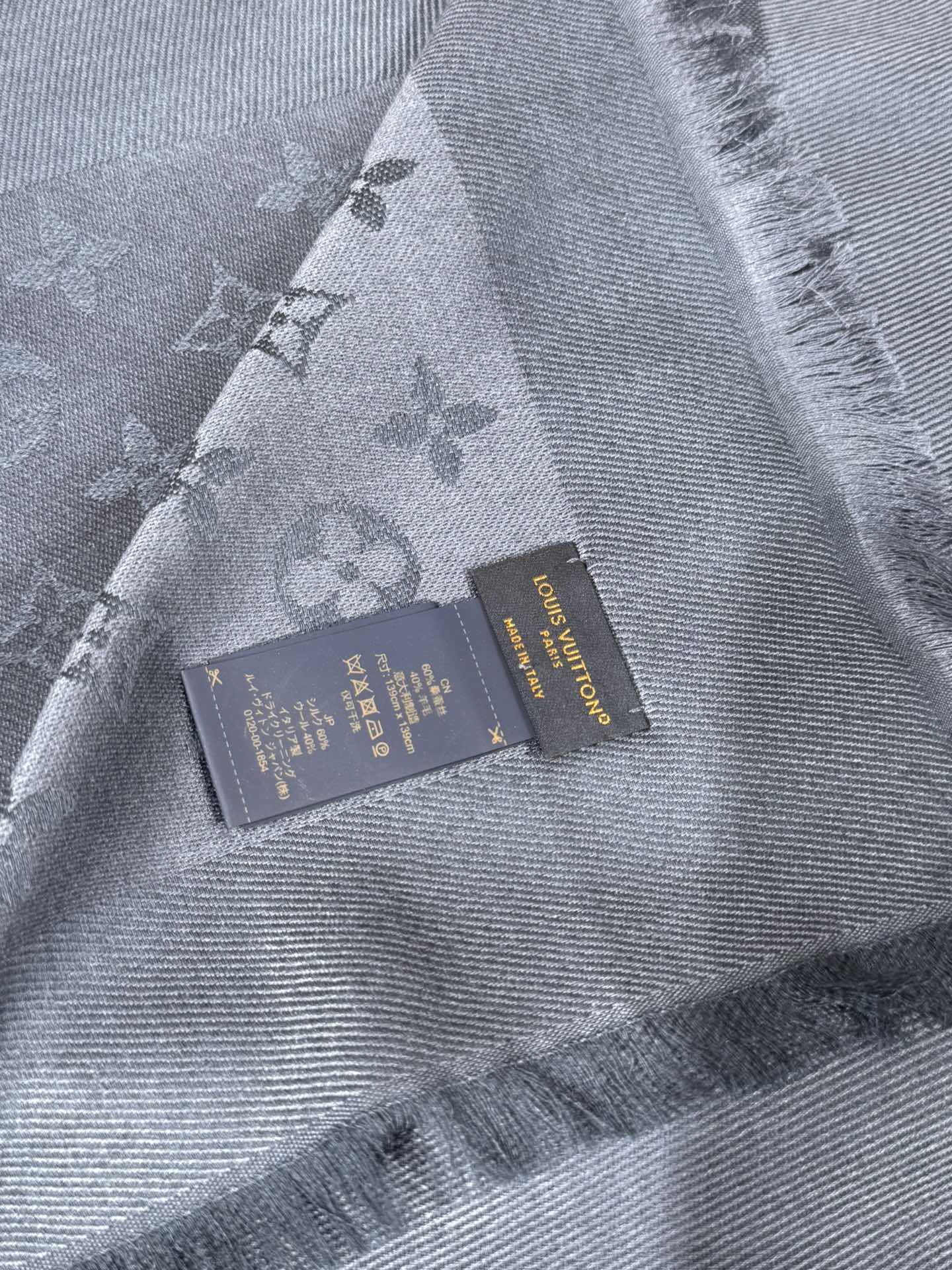 💟王牌口碑经典披肩，必入❗️围巾界的头牌鼻祖，姐妹们怎么都得给自己整一条‼️十六个色✨LV经典老花无银线