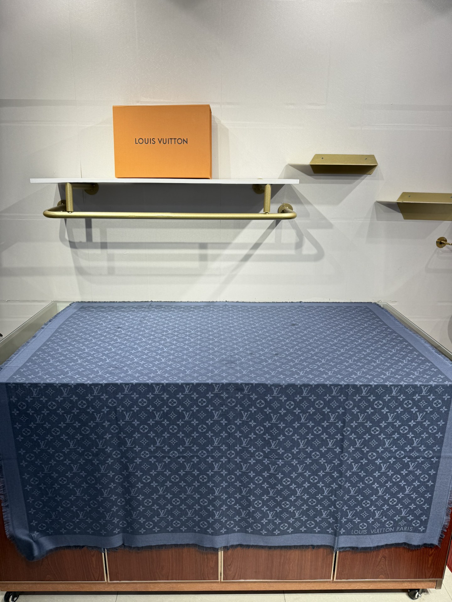 💟王牌口碑经典披肩，必入❗️围巾界的头牌鼻祖，姐妹们怎么都得给自己整一条‼️十六个色✨LV经典老花无银线