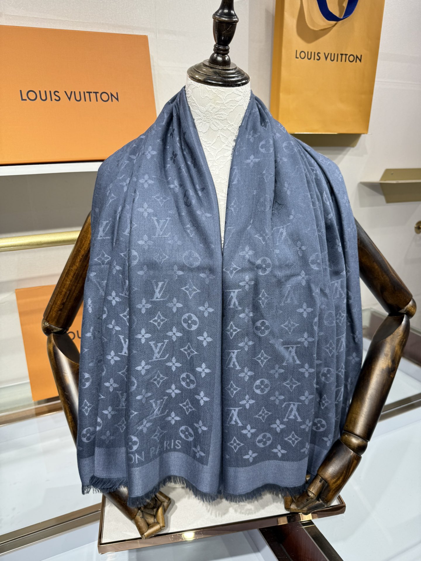 💟王牌口碑经典披肩，必入❗️围巾界的头牌鼻祖，姐妹们怎么都得给自己整一条‼️十六个色✨LV经典老花无银线