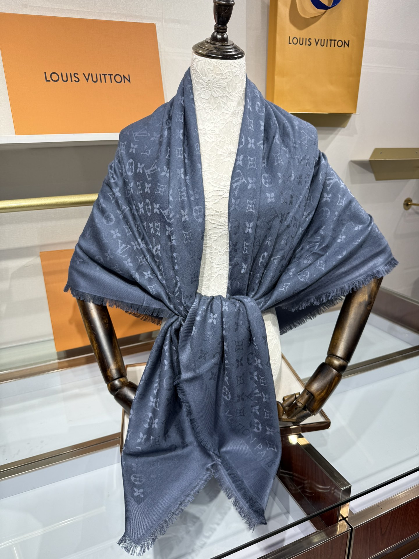 💟王牌口碑经典披肩，必入❗️围巾界的头牌鼻祖，姐妹们怎么都得给自己整一条‼️十六个色✨LV经典老花无银线