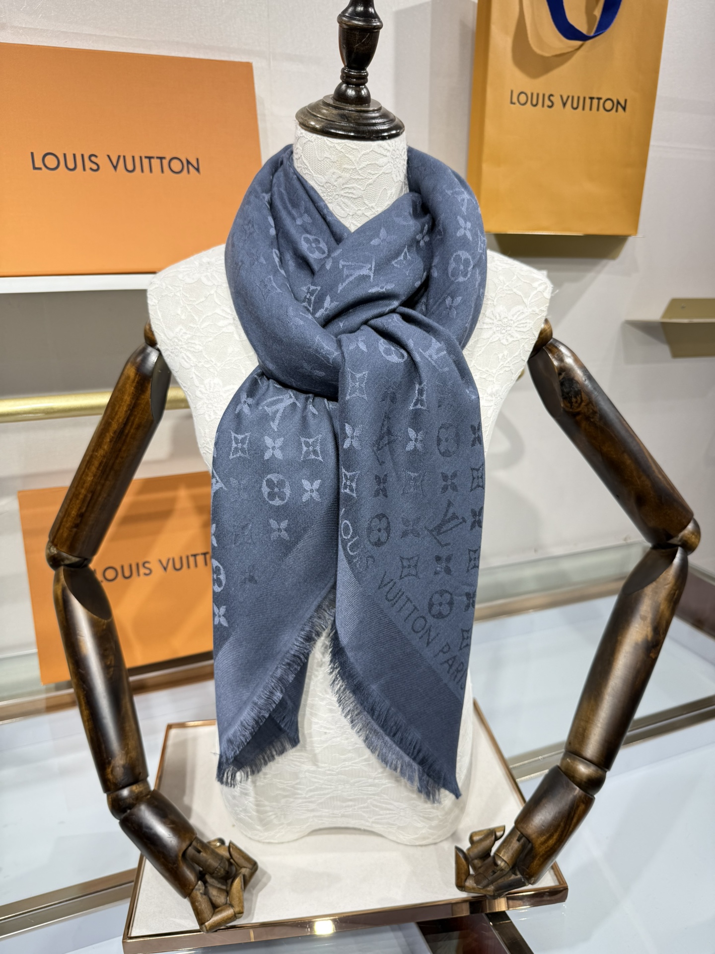 💟王牌口碑经典披肩，必入❗️围巾界的头牌鼻祖，姐妹们怎么都得给自己整一条‼️十六个色✨LV经典老花无银线