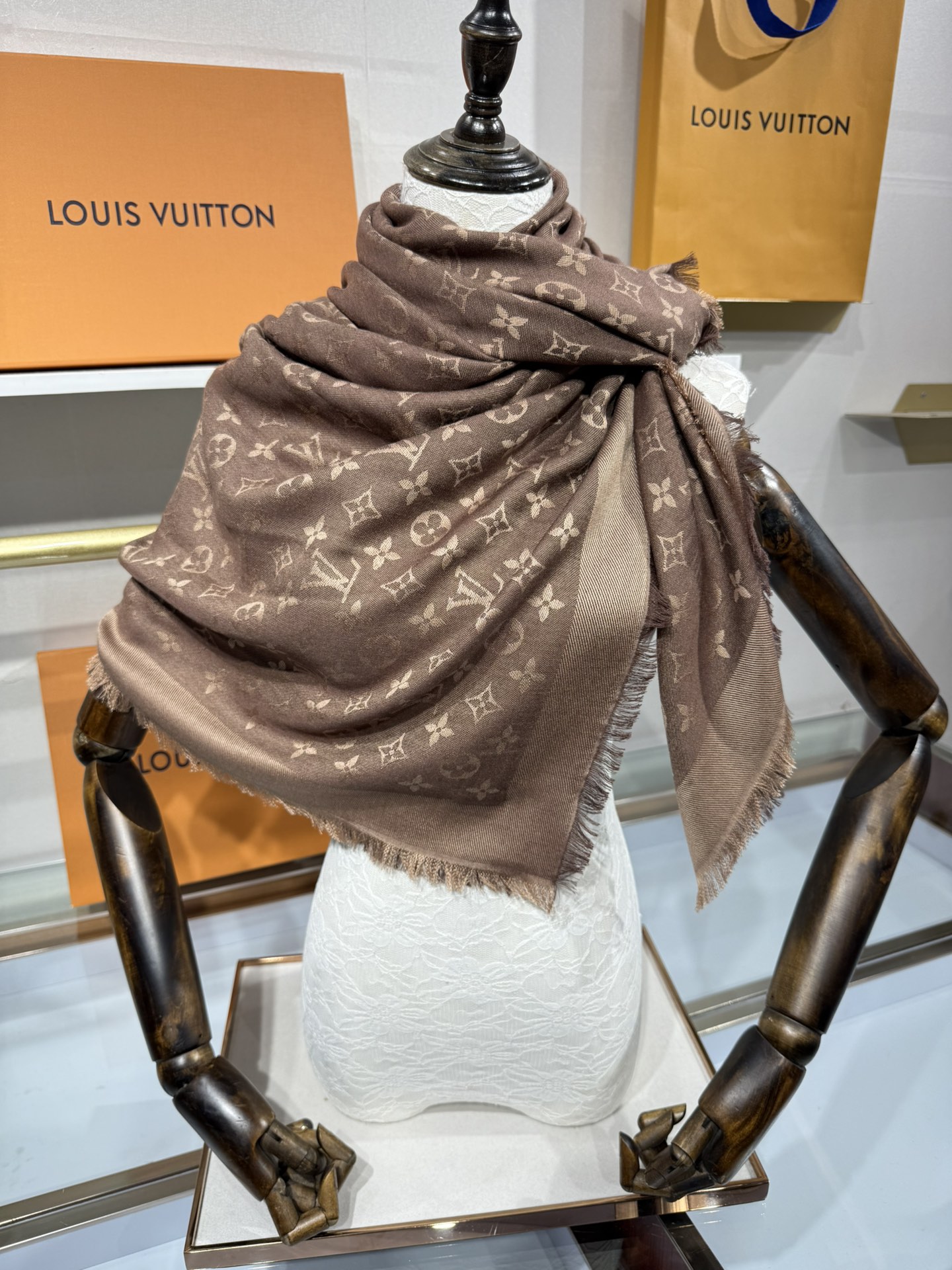 💟王牌口碑经典披肩，必入❗️围巾界的头牌鼻祖，姐妹们怎么都得给自己整一条‼️十六个色✨LV经典老花无银线