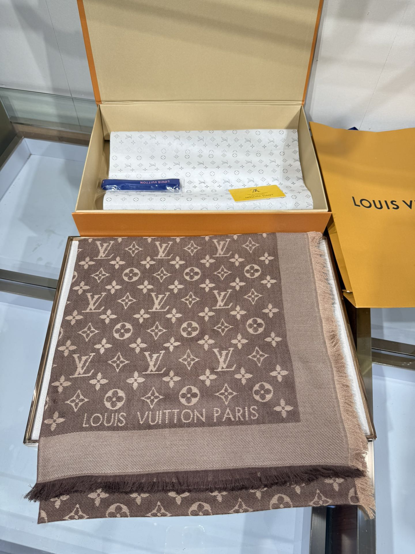 💟王牌口碑经典披肩，必入❗️围巾界的头牌鼻祖，姐妹们怎么都得给自己整一条‼️十六个色✨LV经典老花无银线