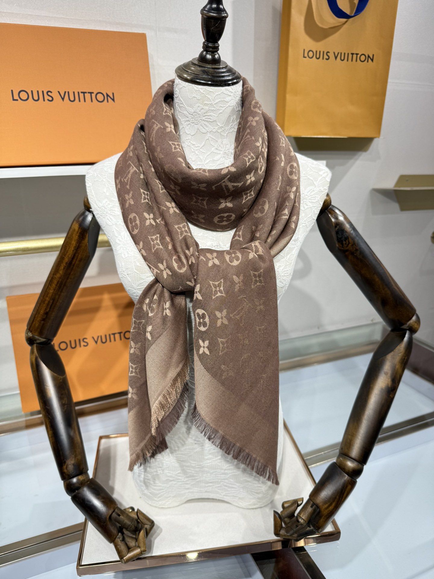 💟王牌口碑经典披肩，必入❗️围巾界的头牌鼻祖，姐妹们怎么都得给自己整一条‼️十六个色✨LV经典老花无银线