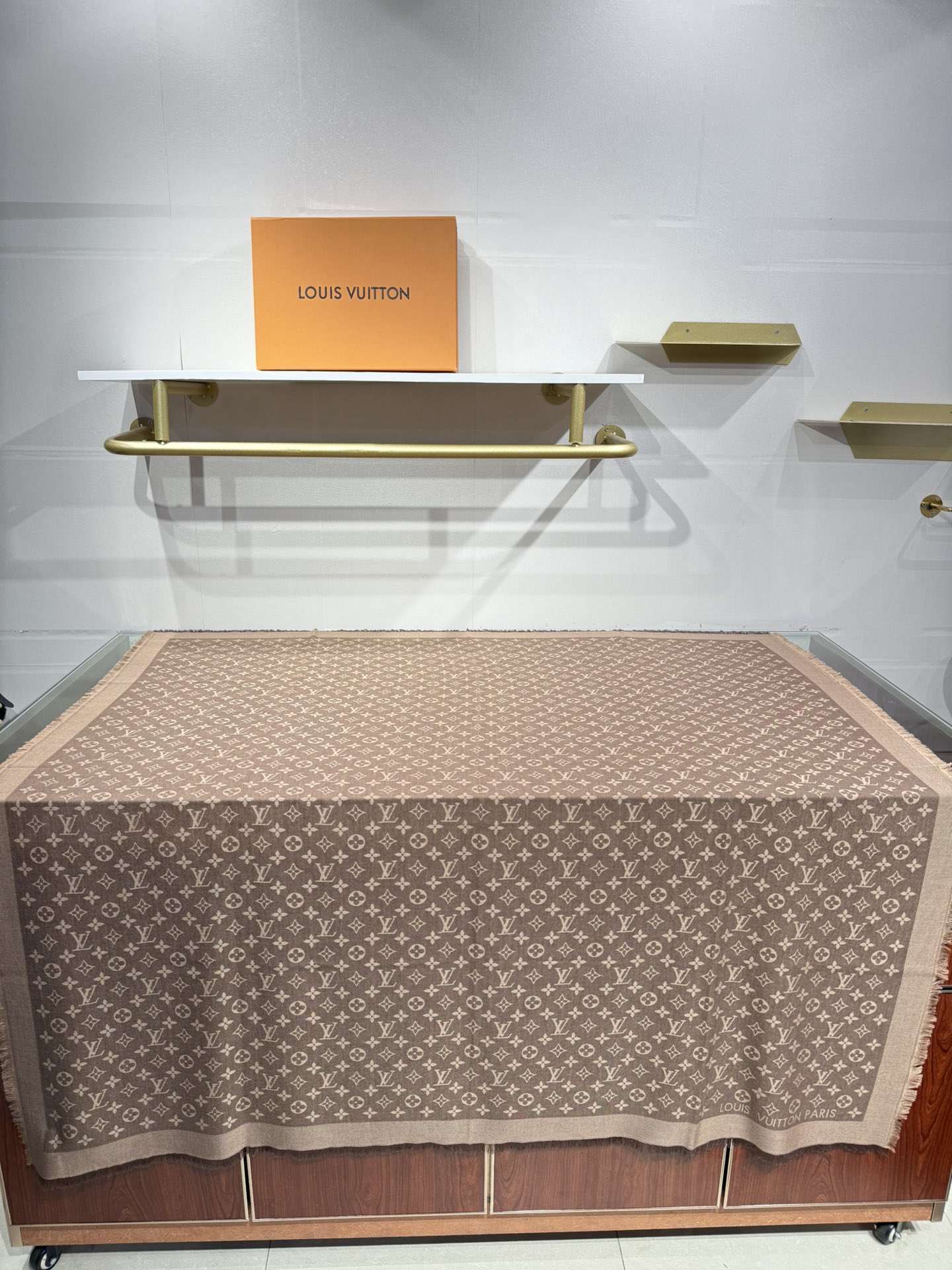 💟王牌口碑经典披肩，必入❗️围巾界的头牌鼻祖，姐妹们怎么都得给自己整一条‼️十六个色✨LV经典老花无银线