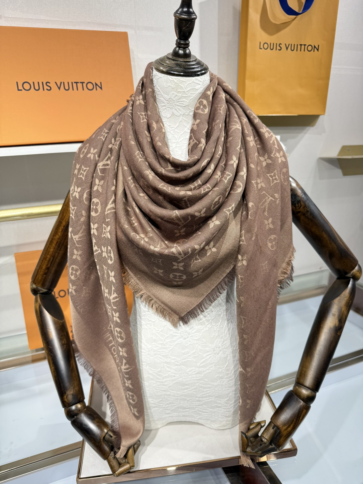 💟王牌口碑经典披肩，必入❗️围巾界的头牌鼻祖，姐妹们怎么都得给自己整一条‼️十六个色✨LV经典老花无银线