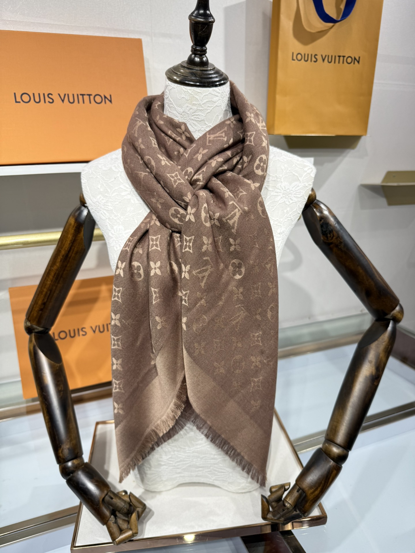 💟王牌口碑经典披肩，必入❗️围巾界的头牌鼻祖，姐妹们怎么都得给自己整一条‼️十六个色✨LV经典老花无银线