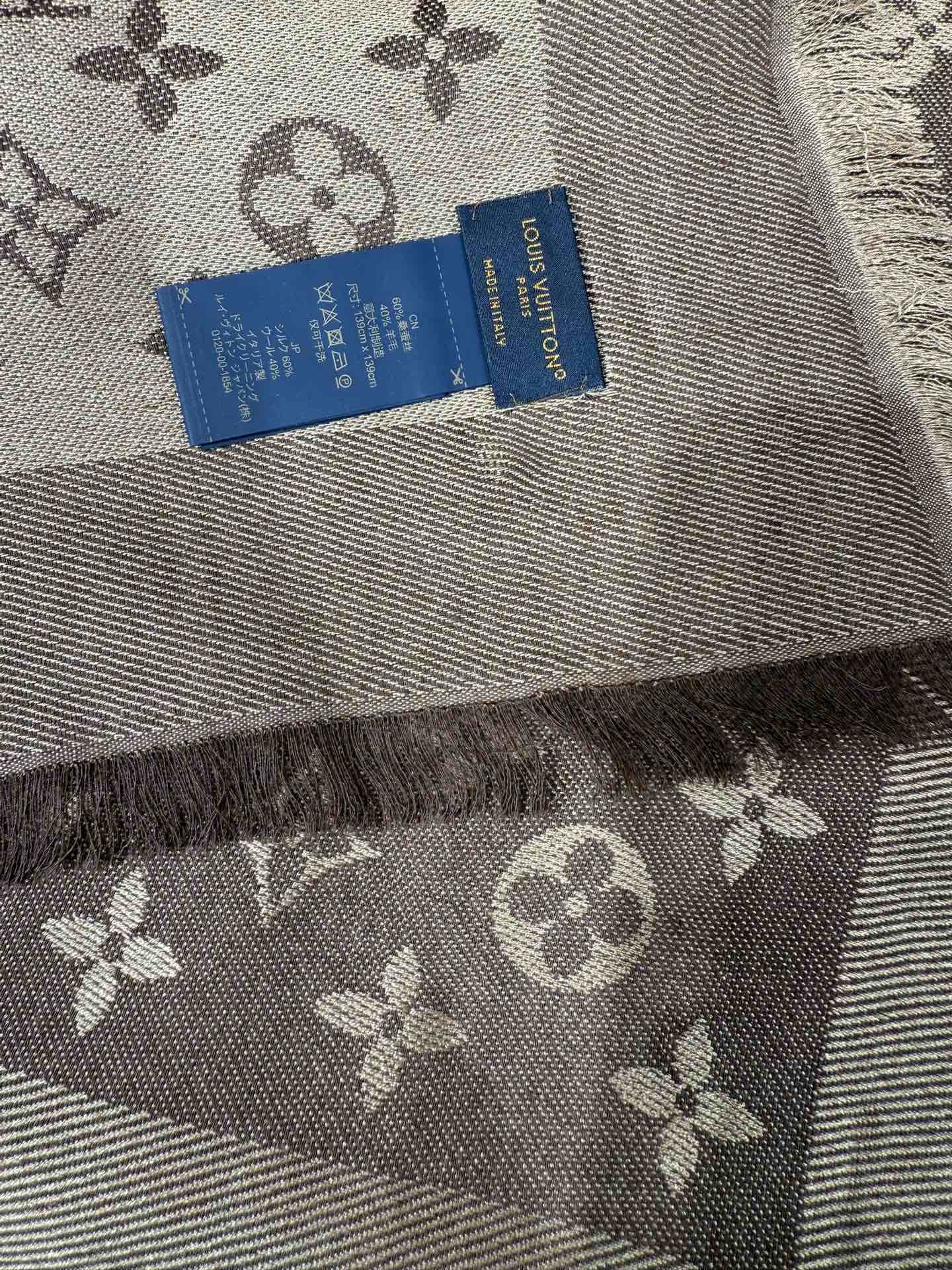 💟王牌口碑经典披肩，必入❗️围巾界的头牌鼻祖，姐妹们怎么都得给自己整一条‼️十六个色✨LV经典老花无银线