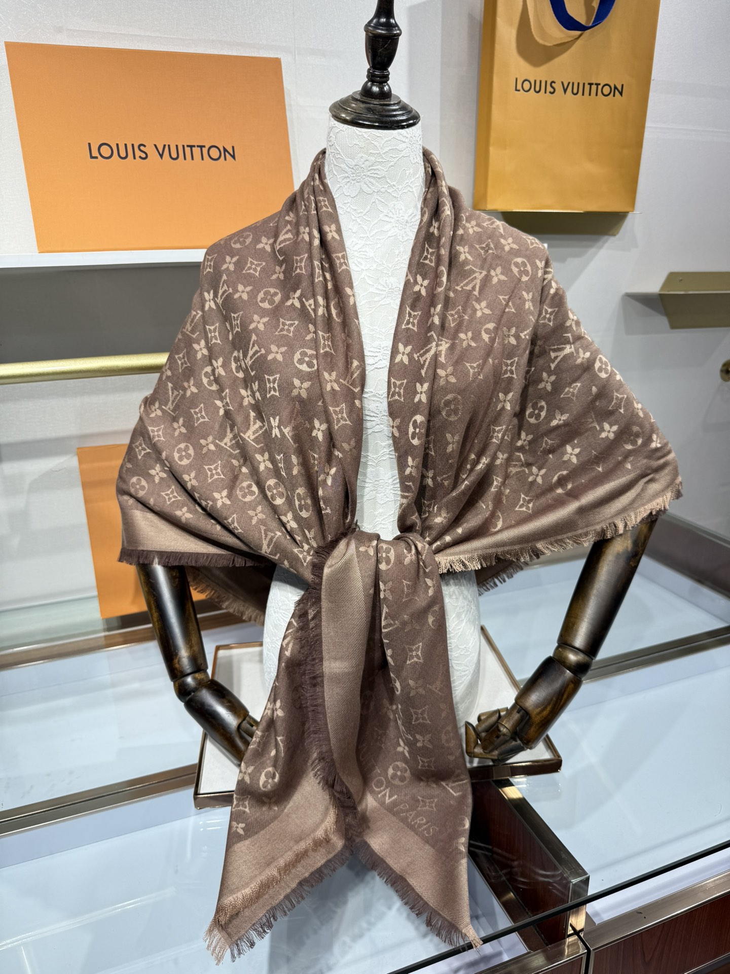 💟王牌口碑经典披肩，必入❗️围巾界的头牌鼻祖，姐妹们怎么都得给自己整一条‼️十六个色✨LV经典老花无银线