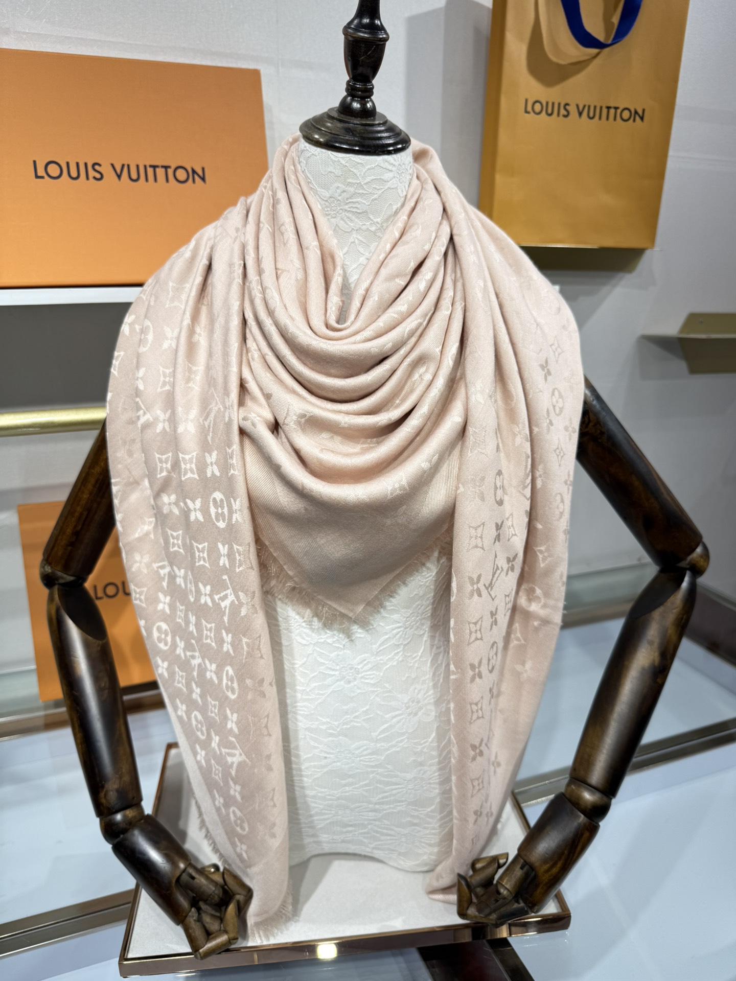 💟王牌口碑经典披肩，必入❗️围巾界的头牌鼻祖，姐妹们怎么都得给自己整一条‼️十六个色✨LV经典老花无银线