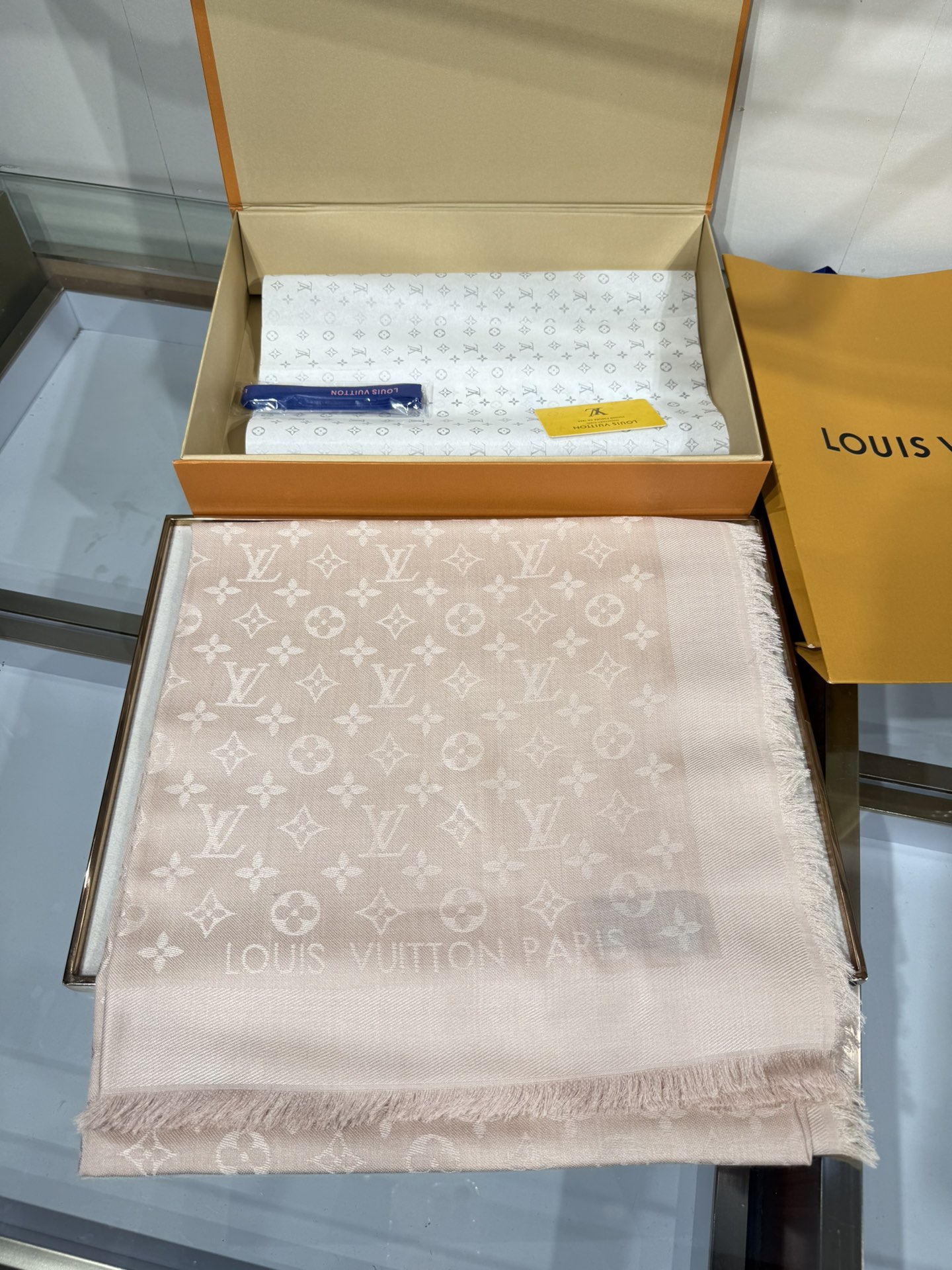 💟王牌口碑经典披肩，必入❗️围巾界的头牌鼻祖，姐妹们怎么都得给自己整一条‼️十六个色✨LV经典老花无银线