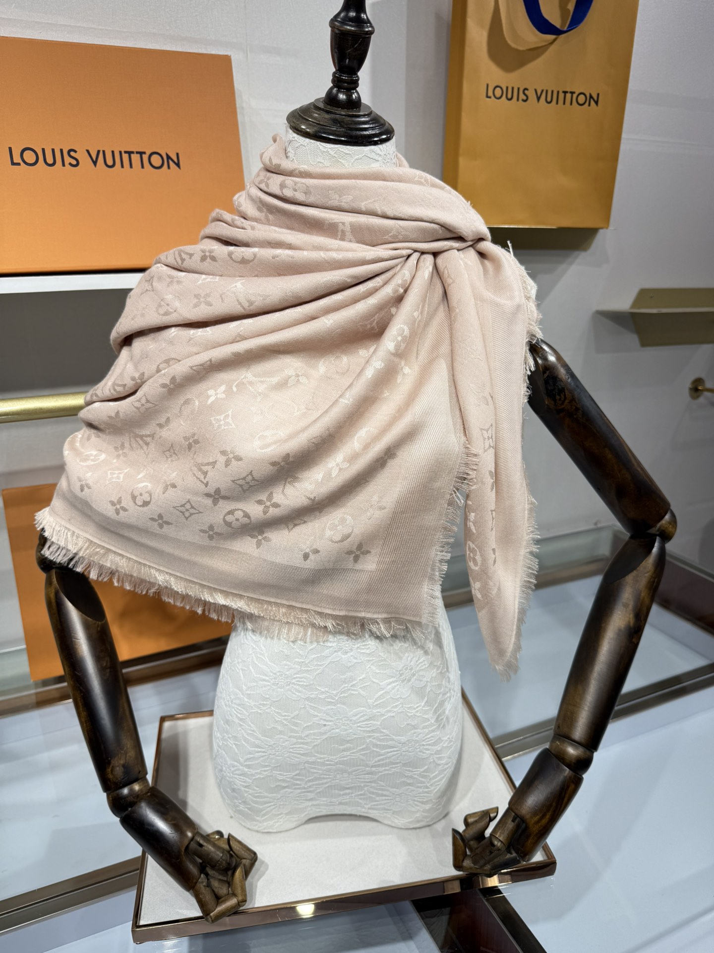 💟王牌口碑经典披肩，必入❗️围巾界的头牌鼻祖，姐妹们怎么都得给自己整一条‼️十六个色✨LV经典老花无银线