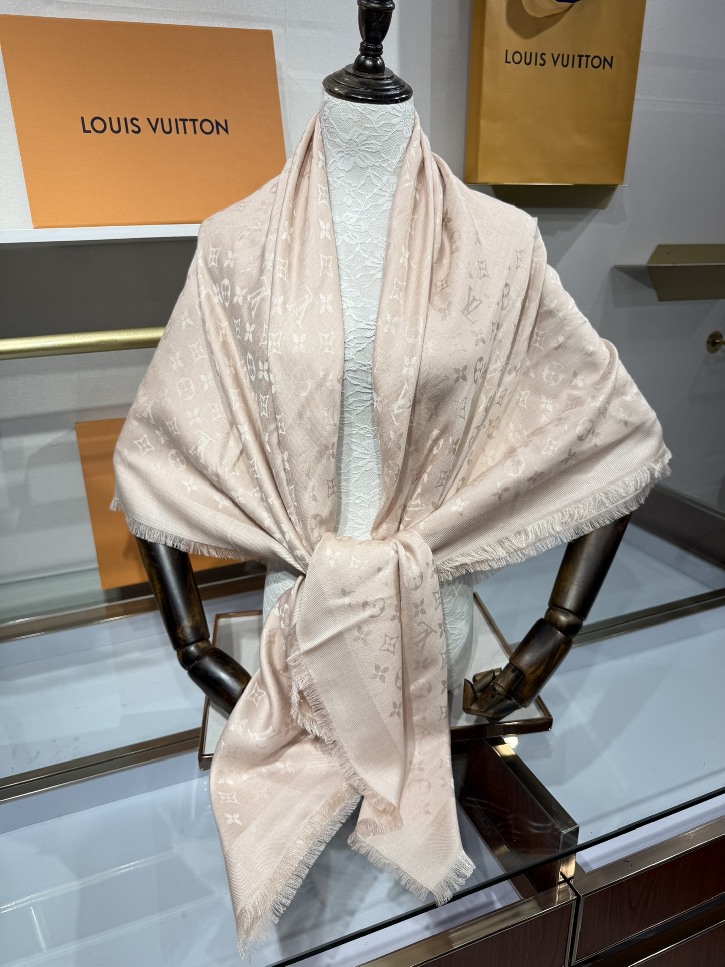 💟王牌口碑经典披肩，必入❗️围巾界的头牌鼻祖，姐妹们怎么都得给自己整一条‼️十六个色✨LV经典老花无银线