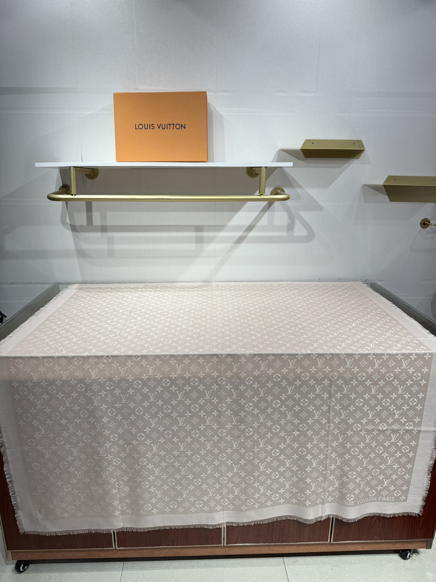 💟王牌口碑经典披肩，必入❗️围巾界的头牌鼻祖，姐妹们怎么都得给自己整一条‼️十六个色✨LV经典老花无银线