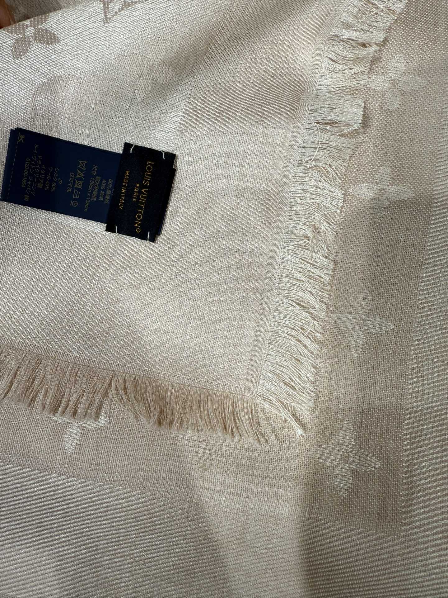 💟王牌口碑经典披肩，必入❗️围巾界的头牌鼻祖，姐妹们怎么都得给自己整一条‼️十六个色✨LV经典老花无银线