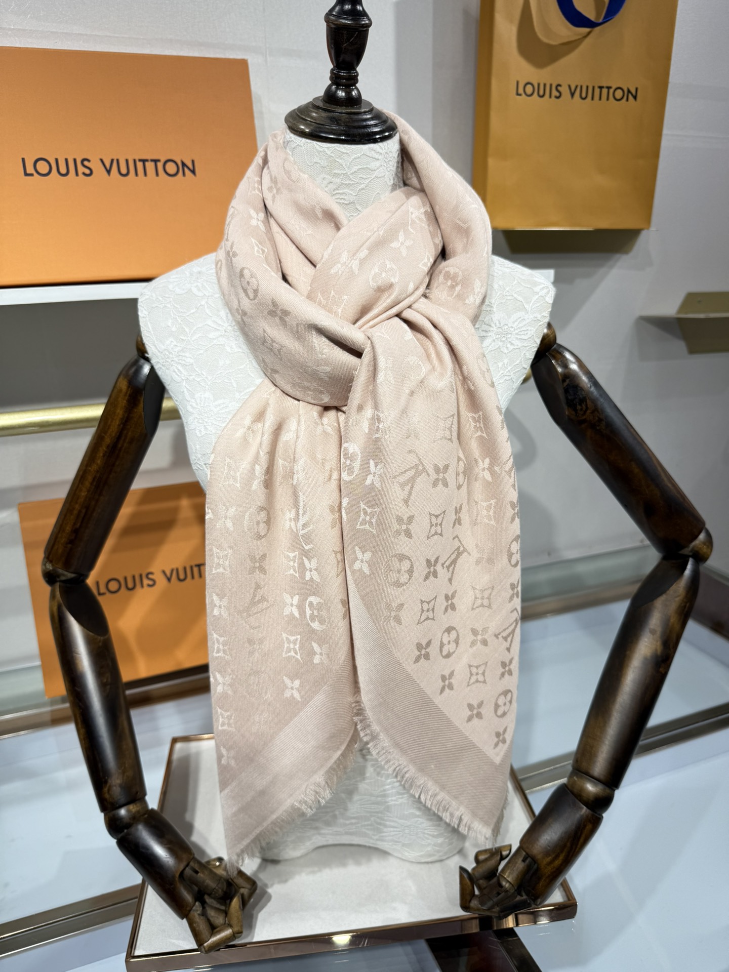 💟王牌口碑经典披肩，必入❗️围巾界的头牌鼻祖，姐妹们怎么都得给自己整一条‼️十六个色✨LV经典老花无银线