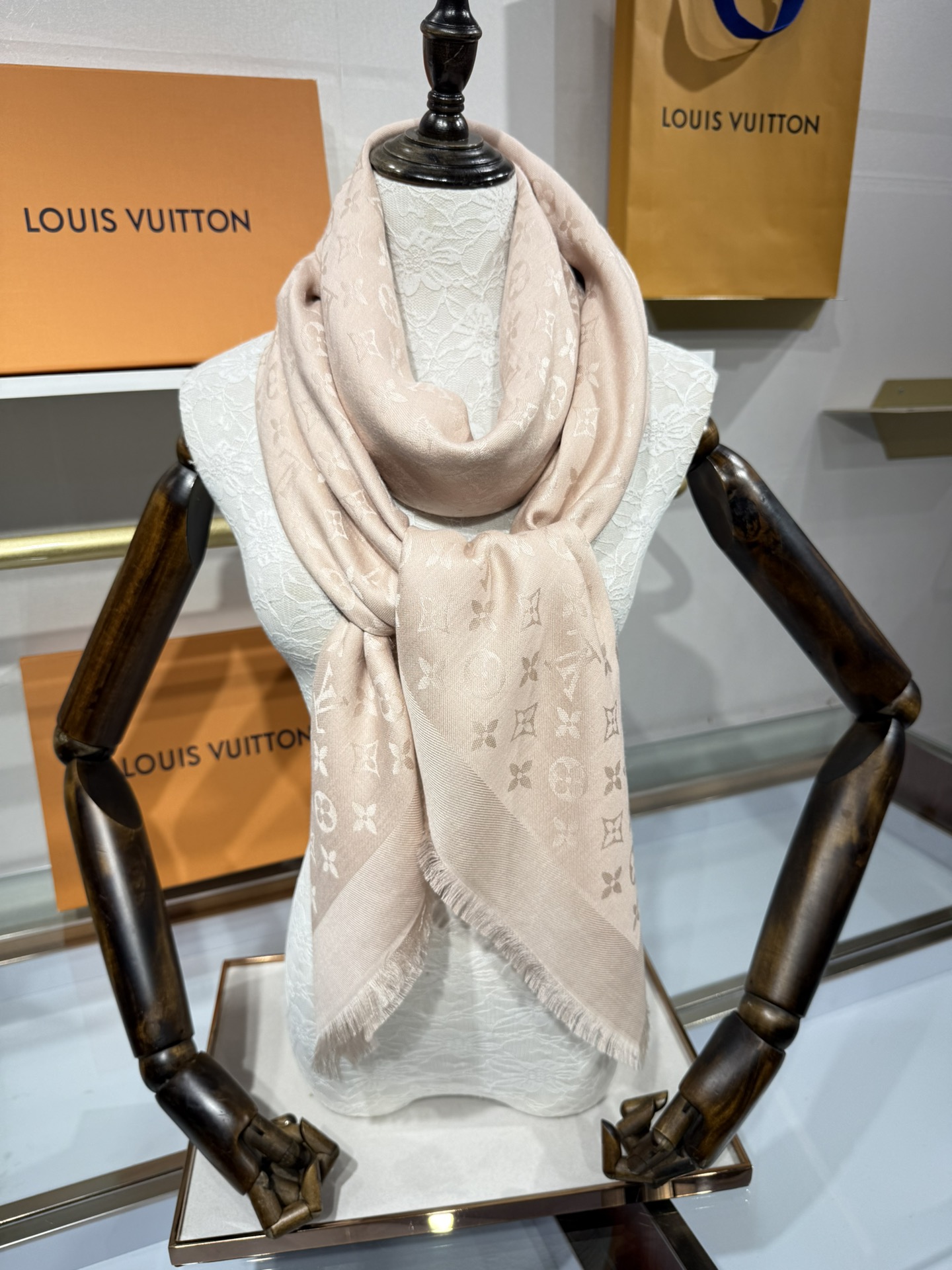 💟王牌口碑经典披肩，必入❗️围巾界的头牌鼻祖，姐妹们怎么都得给自己整一条‼️十六个色✨LV经典老花无银线