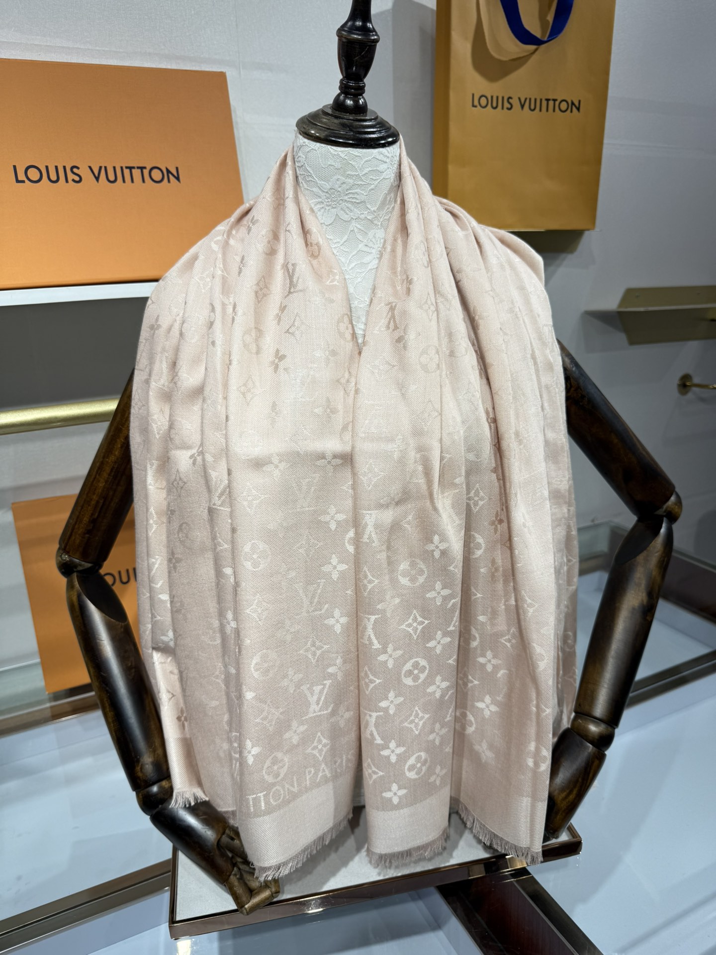 💟王牌口碑经典披肩，必入❗️围巾界的头牌鼻祖，姐妹们怎么都得给自己整一条‼️十六个色✨LV经典老花无银线