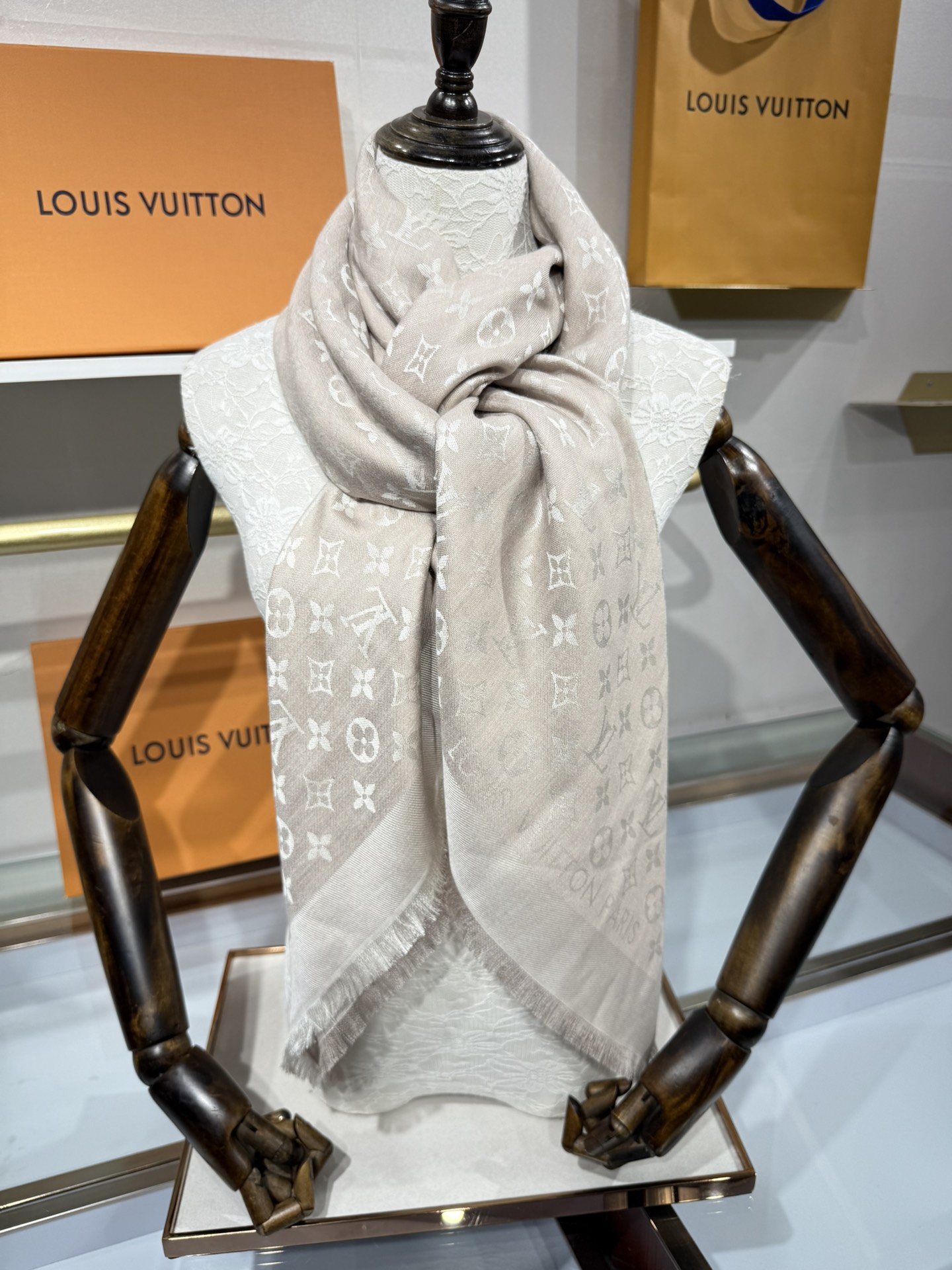 💟王牌口碑经典披肩，必入❗️围巾界的头牌鼻祖，姐妹们怎么都得给自己整一条‼️十六个色✨LV经典老花无银线