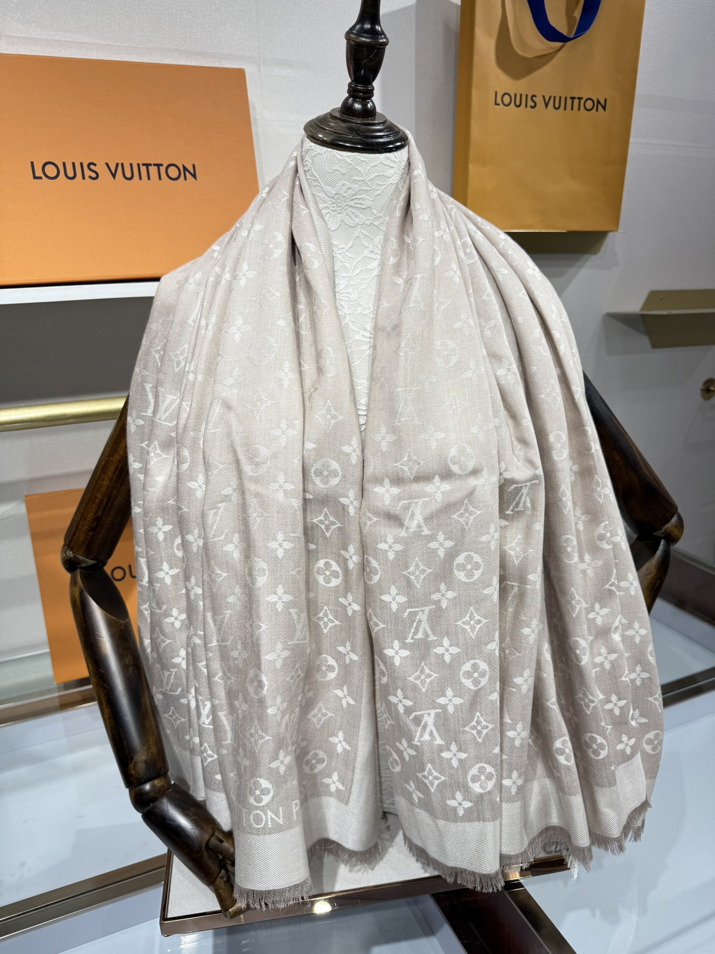 💟王牌口碑经典披肩，必入❗️围巾界的头牌鼻祖，姐妹们怎么都得给自己整一条‼️十六个色✨LV经典老花无银线