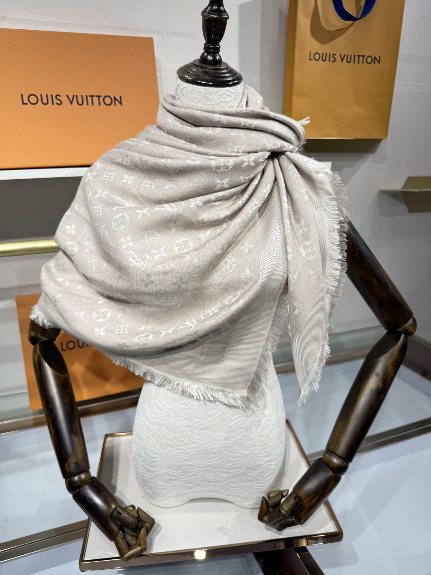 💟王牌口碑经典披肩，必入❗️围巾界的头牌鼻祖，姐妹们怎么都得给自己整一条‼️十六个色✨LV经典老花无银线