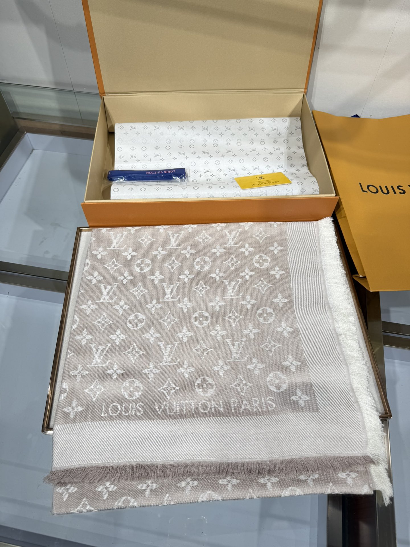 💟王牌口碑经典披肩，必入❗️围巾界的头牌鼻祖，姐妹们怎么都得给自己整一条‼️十六个色✨LV经典老花无银线