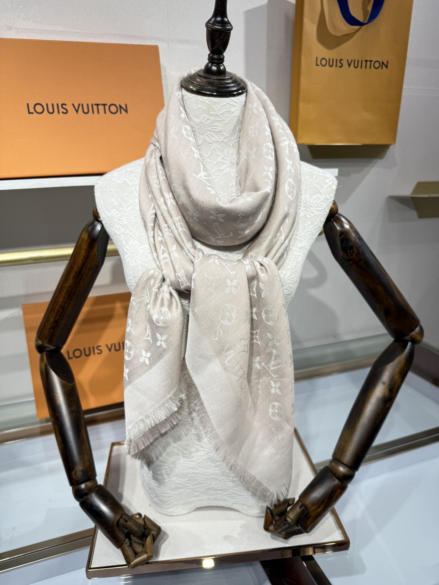 💟王牌口碑经典披肩，必入❗️围巾界的头牌鼻祖，姐妹们怎么都得给自己整一条‼️十六个色✨LV经典老花无银线