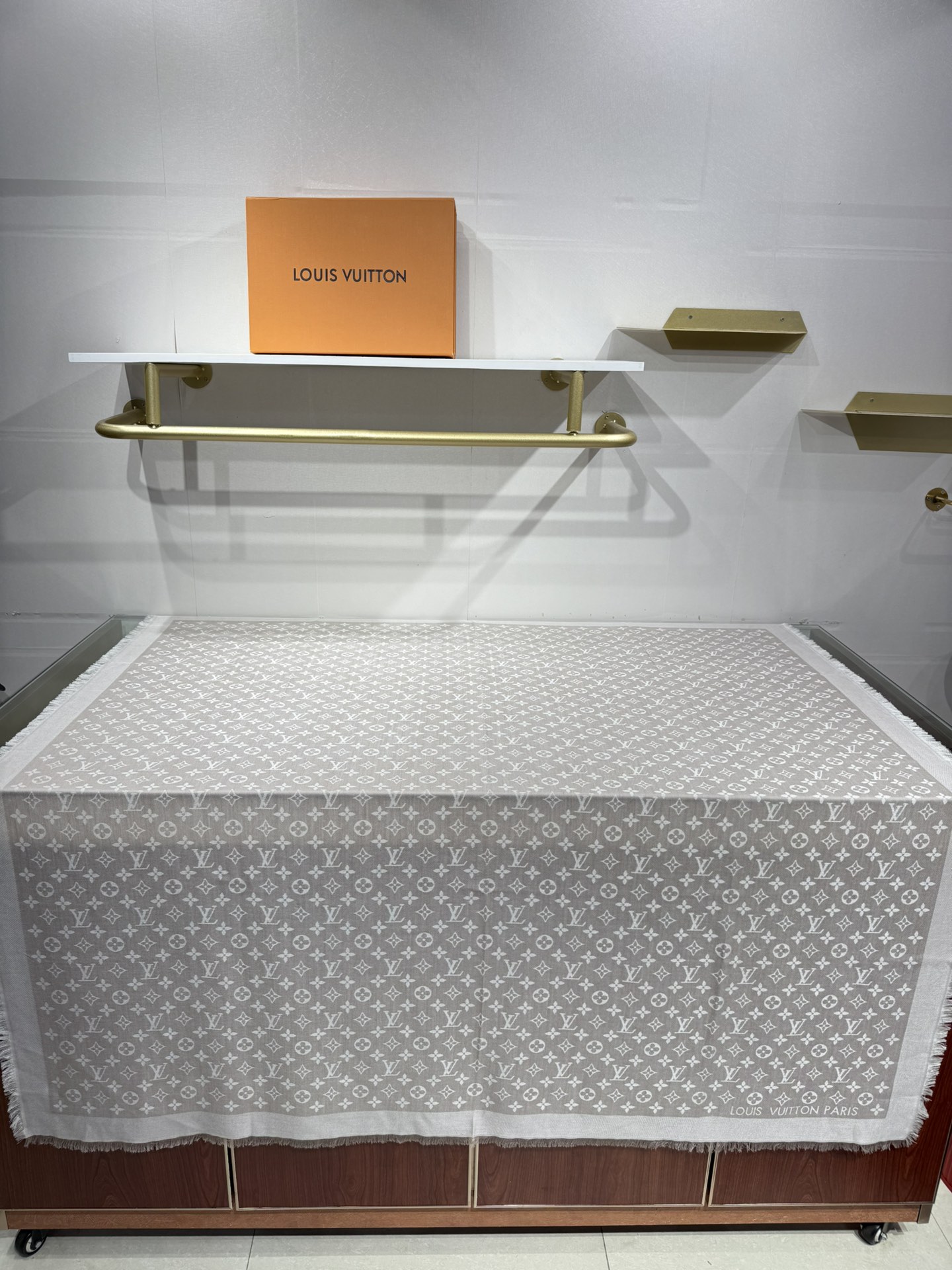 💟王牌口碑经典披肩，必入❗️围巾界的头牌鼻祖，姐妹们怎么都得给自己整一条‼️十六个色✨LV经典老花无银线