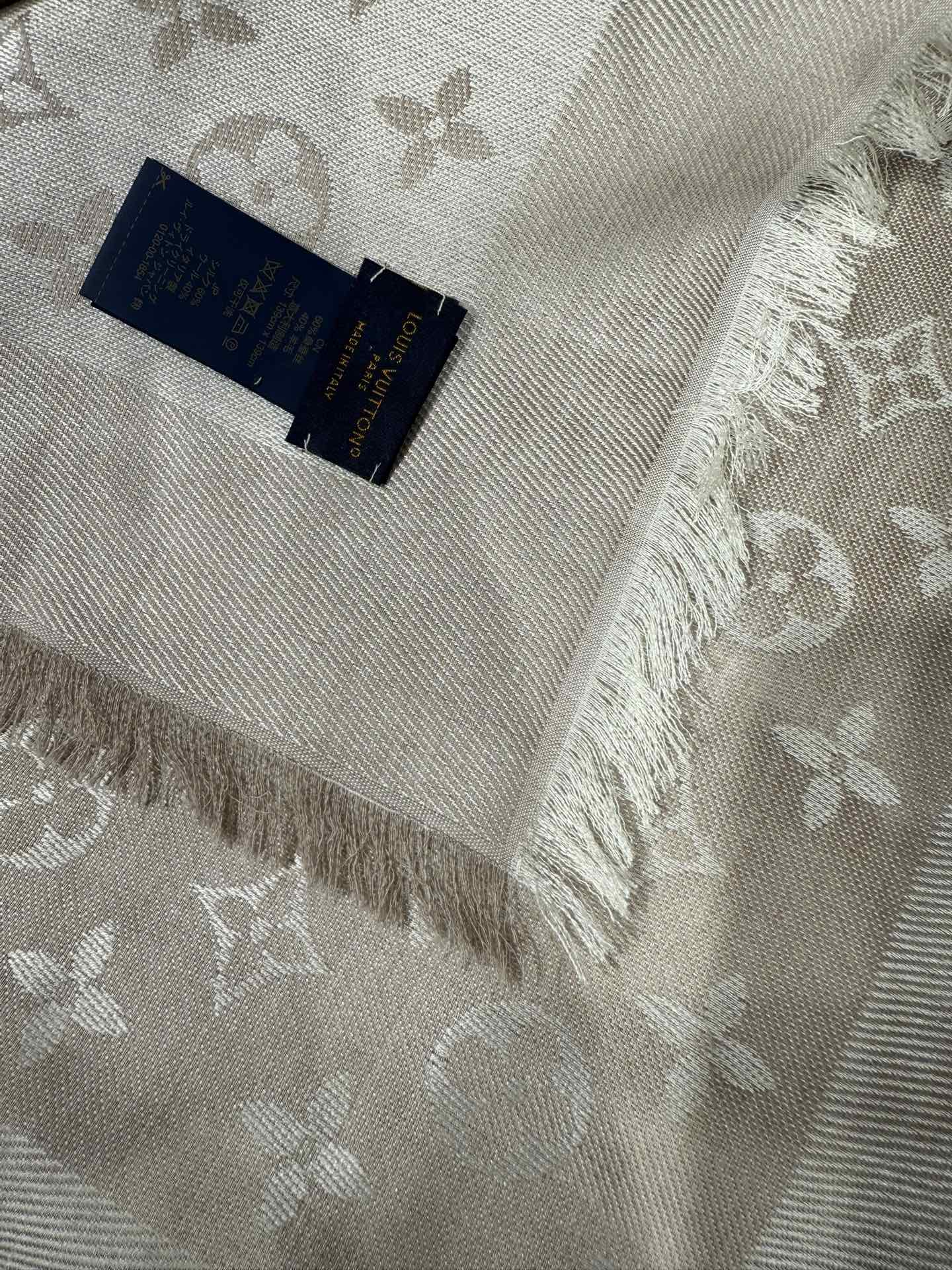 💟王牌口碑经典披肩，必入❗️围巾界的头牌鼻祖，姐妹们怎么都得给自己整一条‼️十六个色✨LV经典老花无银线