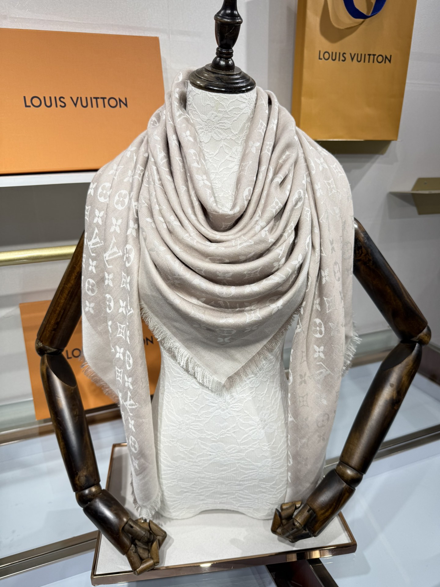 💟王牌口碑经典披肩，必入❗️围巾界的头牌鼻祖，姐妹们怎么都得给自己整一条‼️十六个色✨LV经典老花无银线