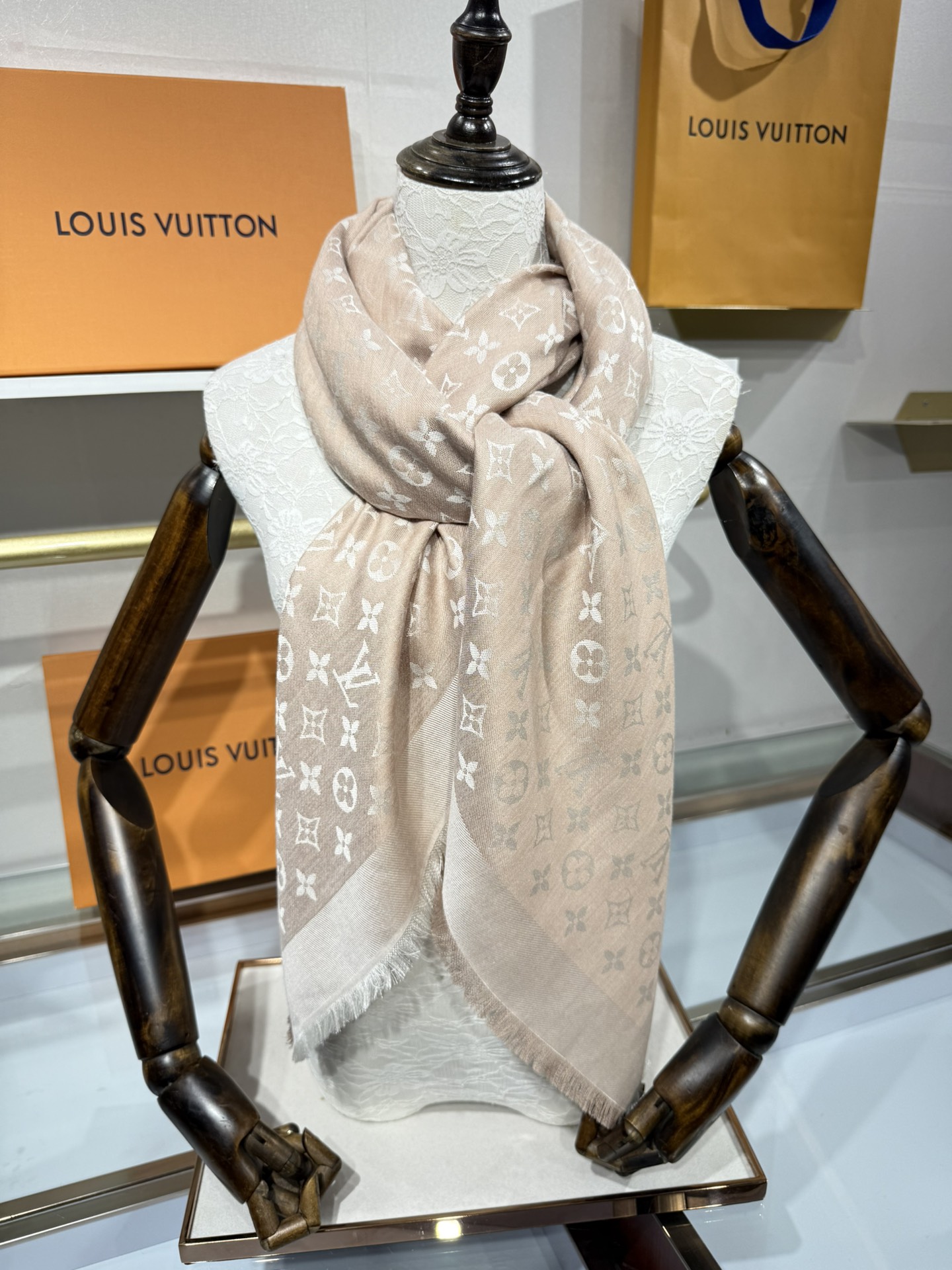 💟王牌口碑经典披肩，必入❗️围巾界的头牌鼻祖，姐妹们怎么都得给自己整一条‼️十六个色✨LV经典老花无银线