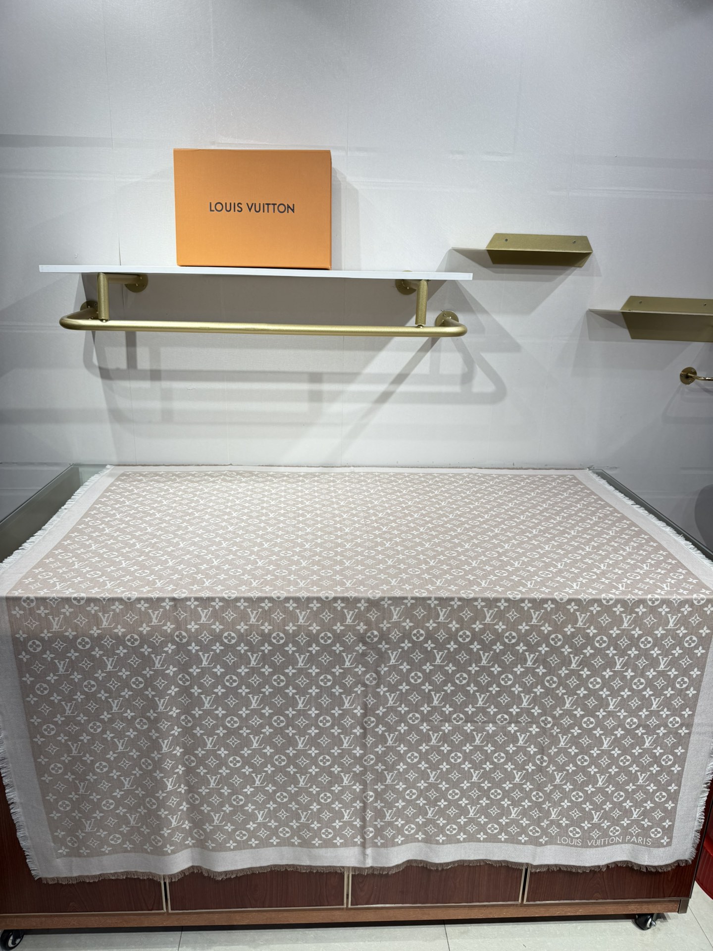 💟王牌口碑经典披肩，必入❗️围巾界的头牌鼻祖，姐妹们怎么都得给自己整一条‼️十六个色✨LV经典老花无银线