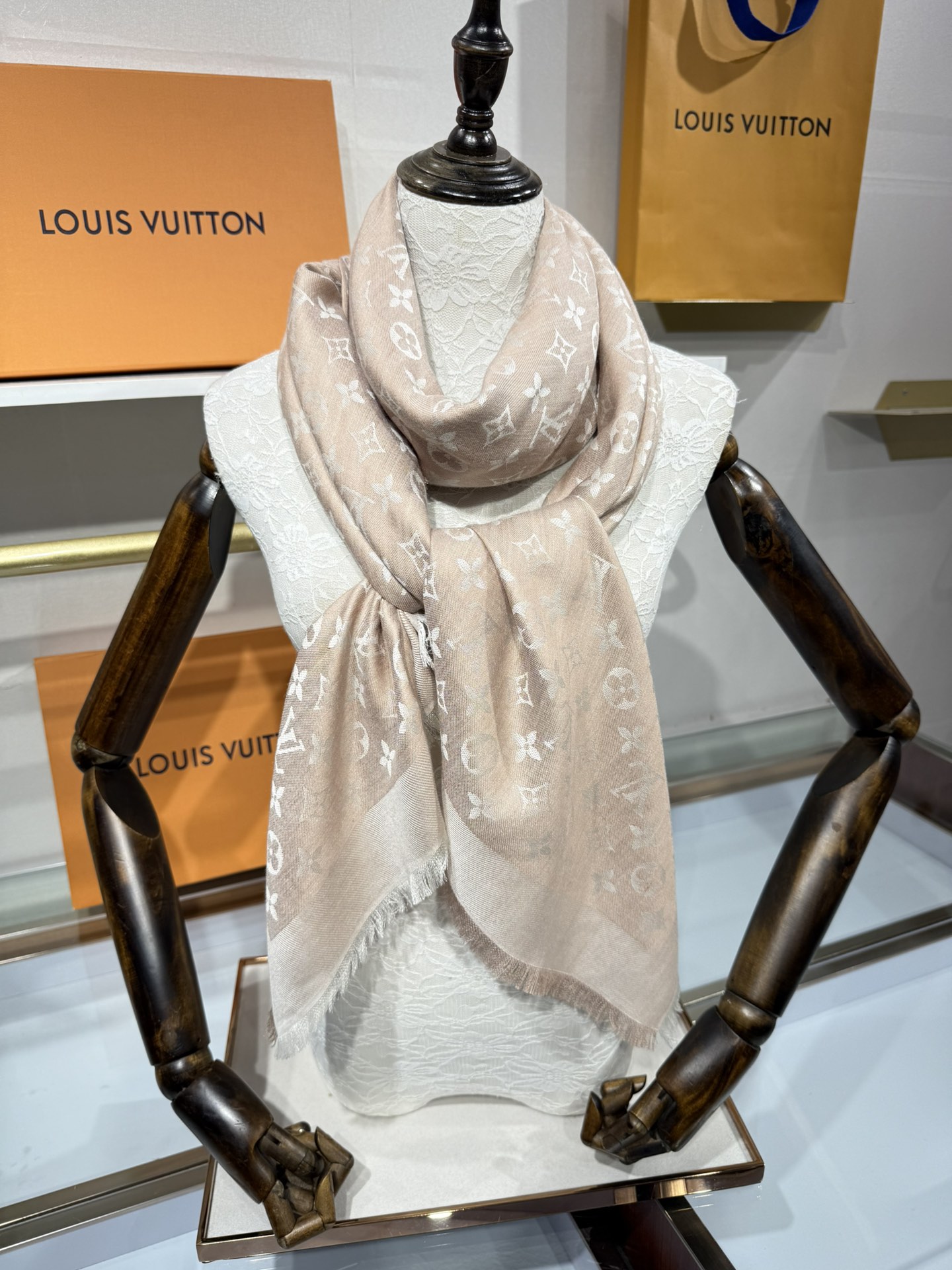 💟王牌口碑经典披肩，必入❗️围巾界的头牌鼻祖，姐妹们怎么都得给自己整一条‼️十六个色✨LV经典老花无银线