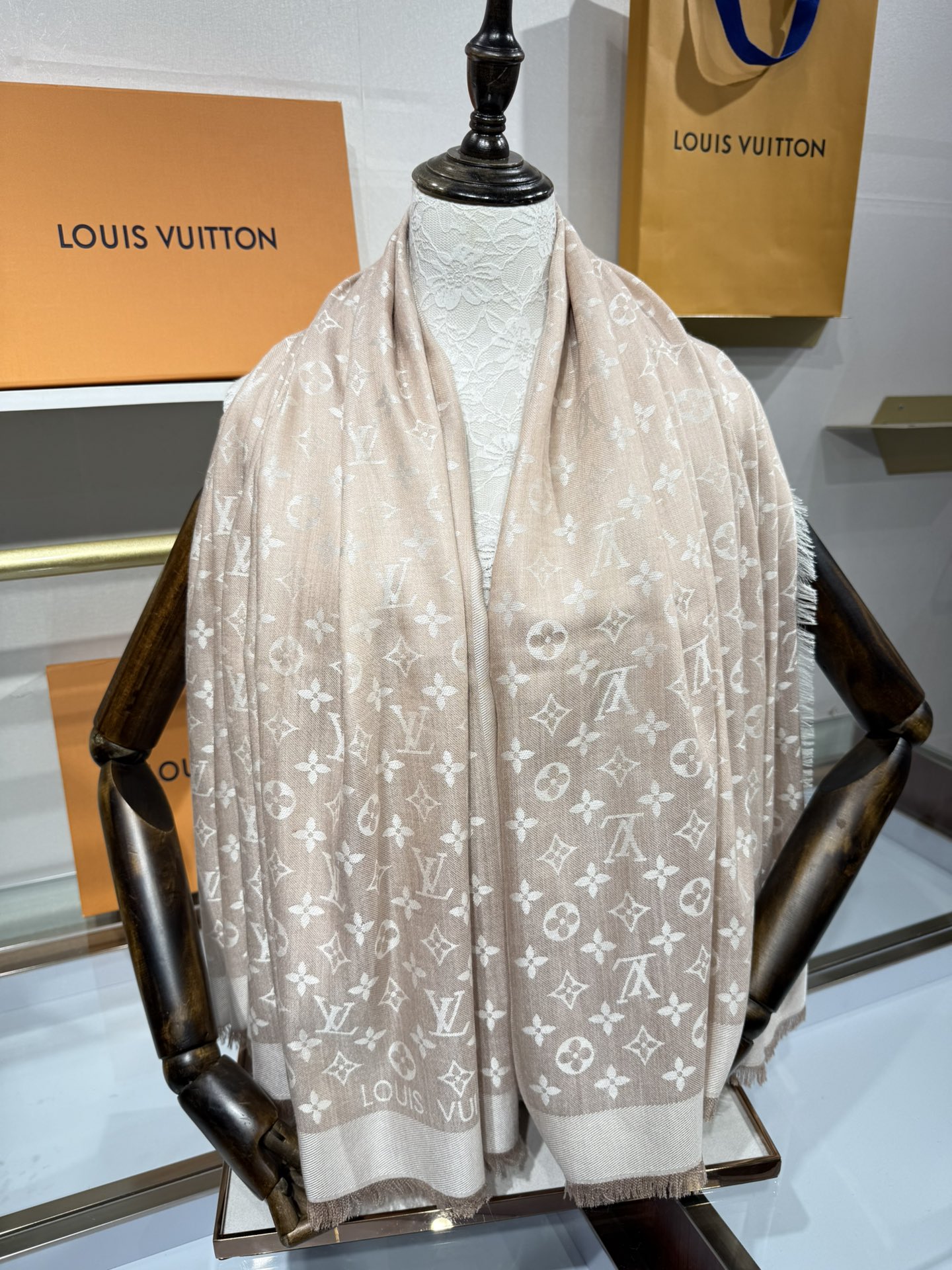 💟王牌口碑经典披肩，必入❗️围巾界的头牌鼻祖，姐妹们怎么都得给自己整一条‼️十六个色✨LV经典老花无银线