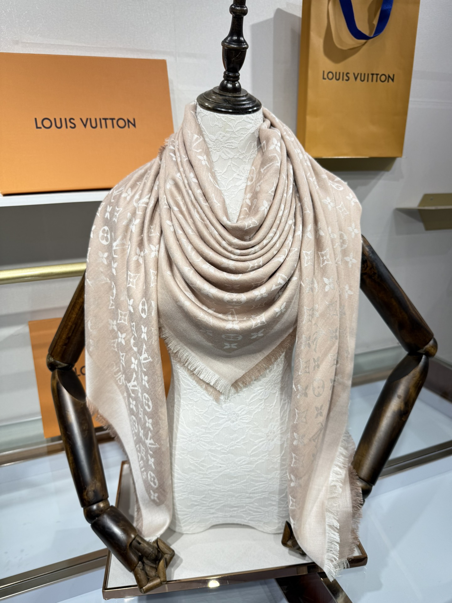 💟王牌口碑经典披肩，必入❗️围巾界的头牌鼻祖，姐妹们怎么都得给自己整一条‼️十六个色✨LV经典老花无银线