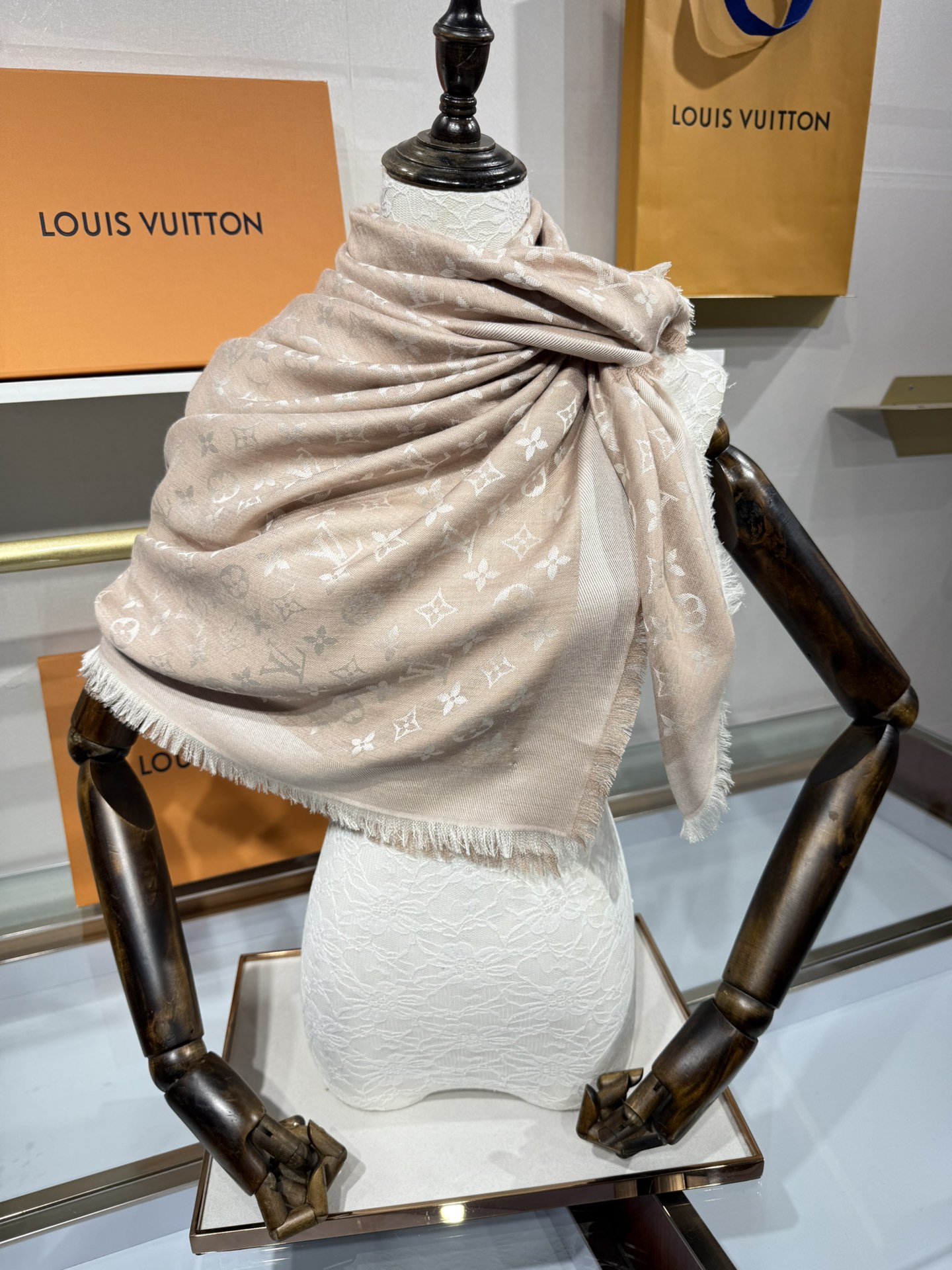 💟王牌口碑经典披肩，必入❗️围巾界的头牌鼻祖，姐妹们怎么都得给自己整一条‼️十六个色✨LV经典老花无银线