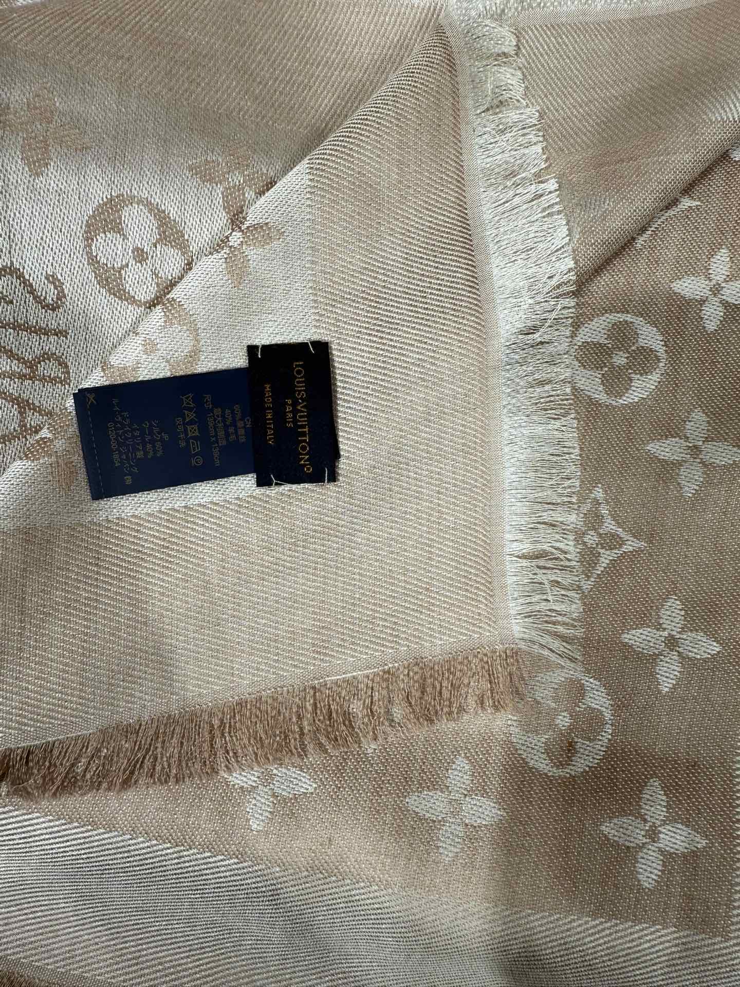 💟王牌口碑经典披肩，必入❗️围巾界的头牌鼻祖，姐妹们怎么都得给自己整一条‼️十六个色✨LV经典老花无银线