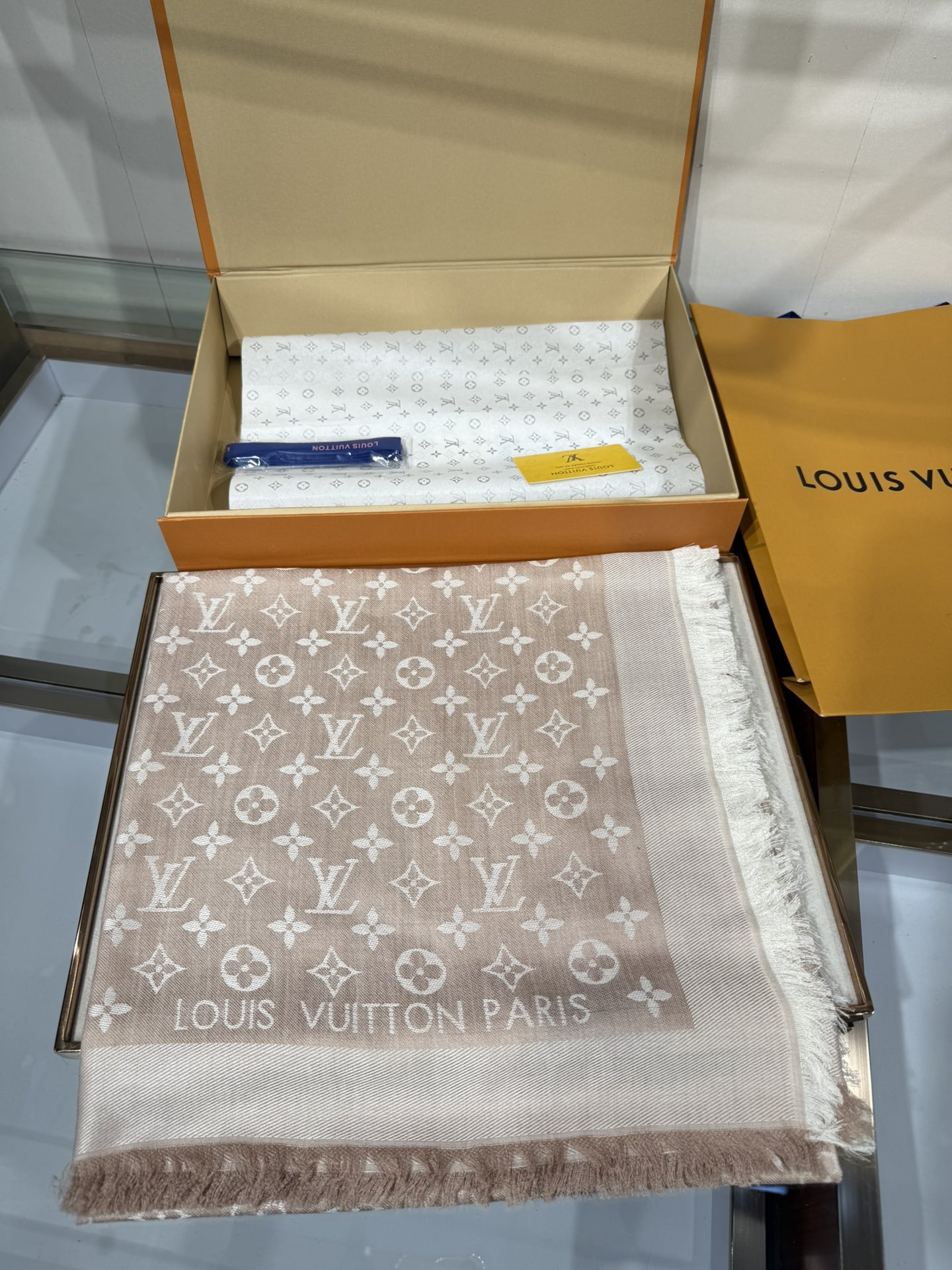 💟王牌口碑经典披肩，必入❗️围巾界的头牌鼻祖，姐妹们怎么都得给自己整一条‼️十六个色✨LV经典老花无银线