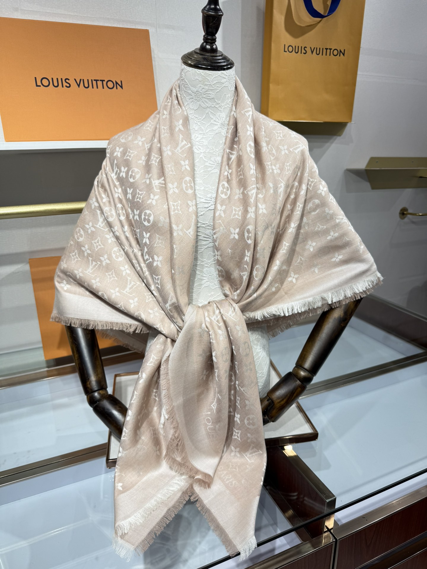 💟王牌口碑经典披肩，必入❗️围巾界的头牌鼻祖，姐妹们怎么都得给自己整一条‼️十六个色✨LV经典老花无银线